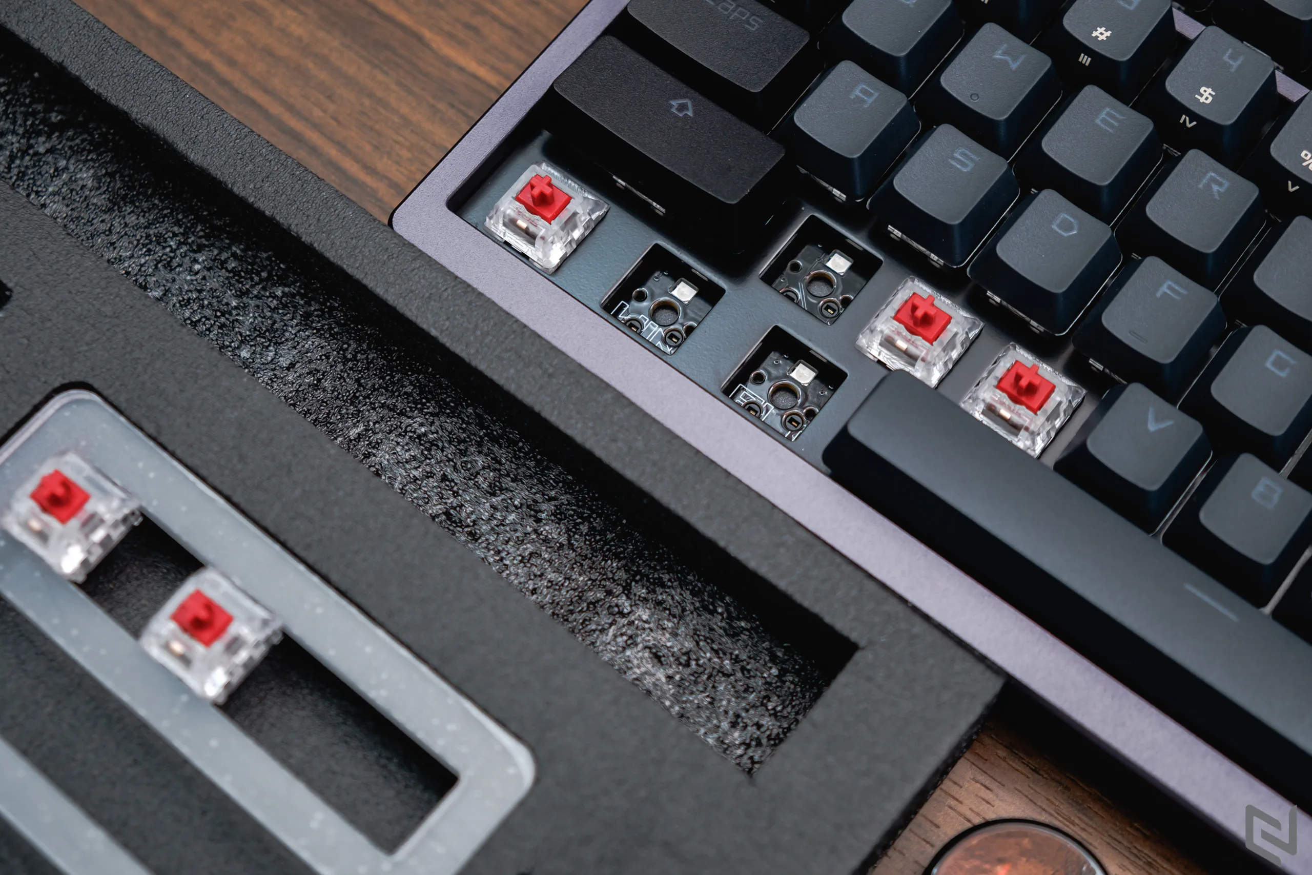 Đánh giá bàn phím cơ ASUS ROG Azoth: Kiểu dáng 75% gọn gàng, màn hình OLED với núm gạt, đặc biệt là bộ lube đi kèm