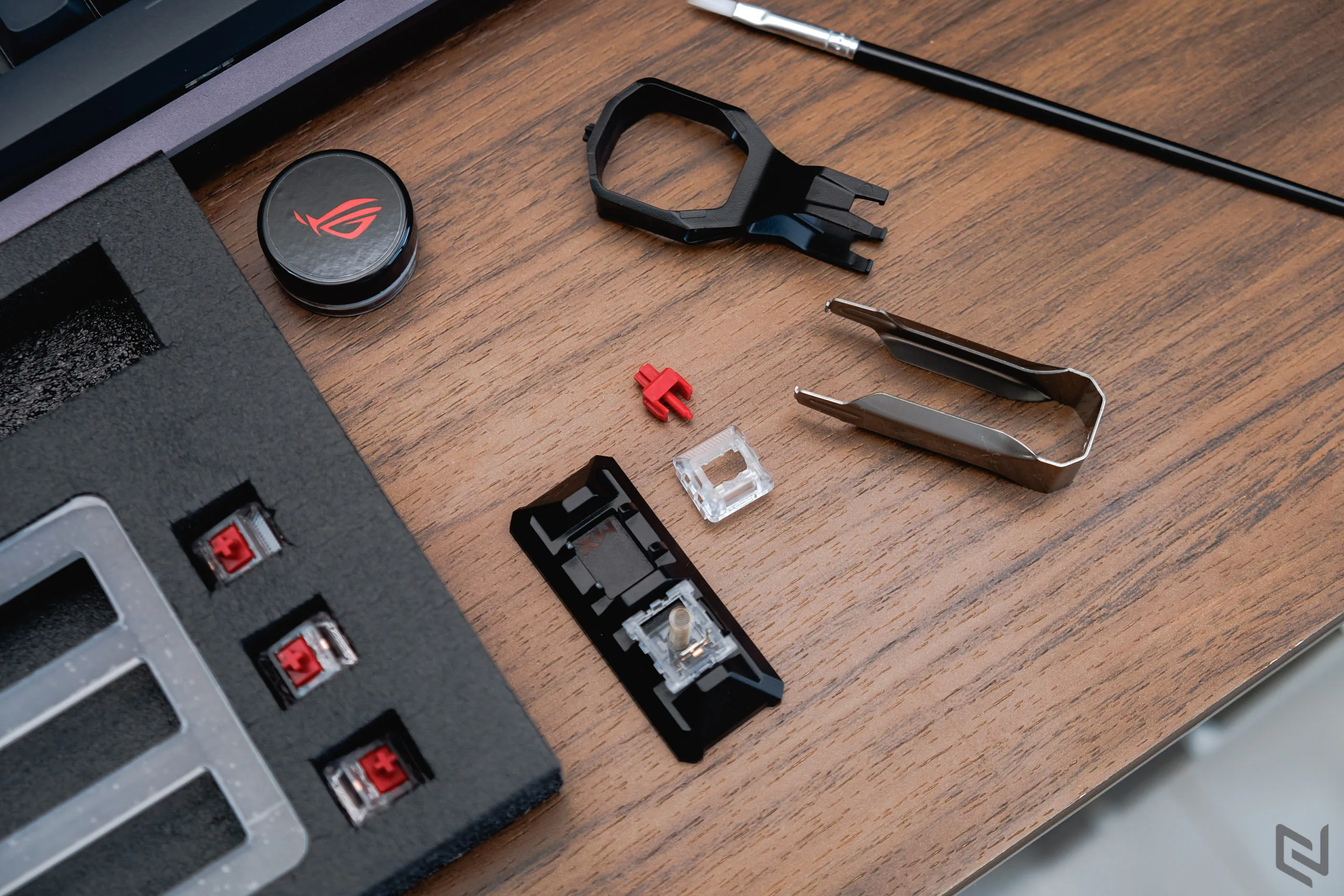 Đánh giá bàn phím cơ ASUS ROG Azoth: Kiểu dáng 75% gọn gàng, màn hình OLED với núm gạt, đặc biệt là bộ lube đi kèm