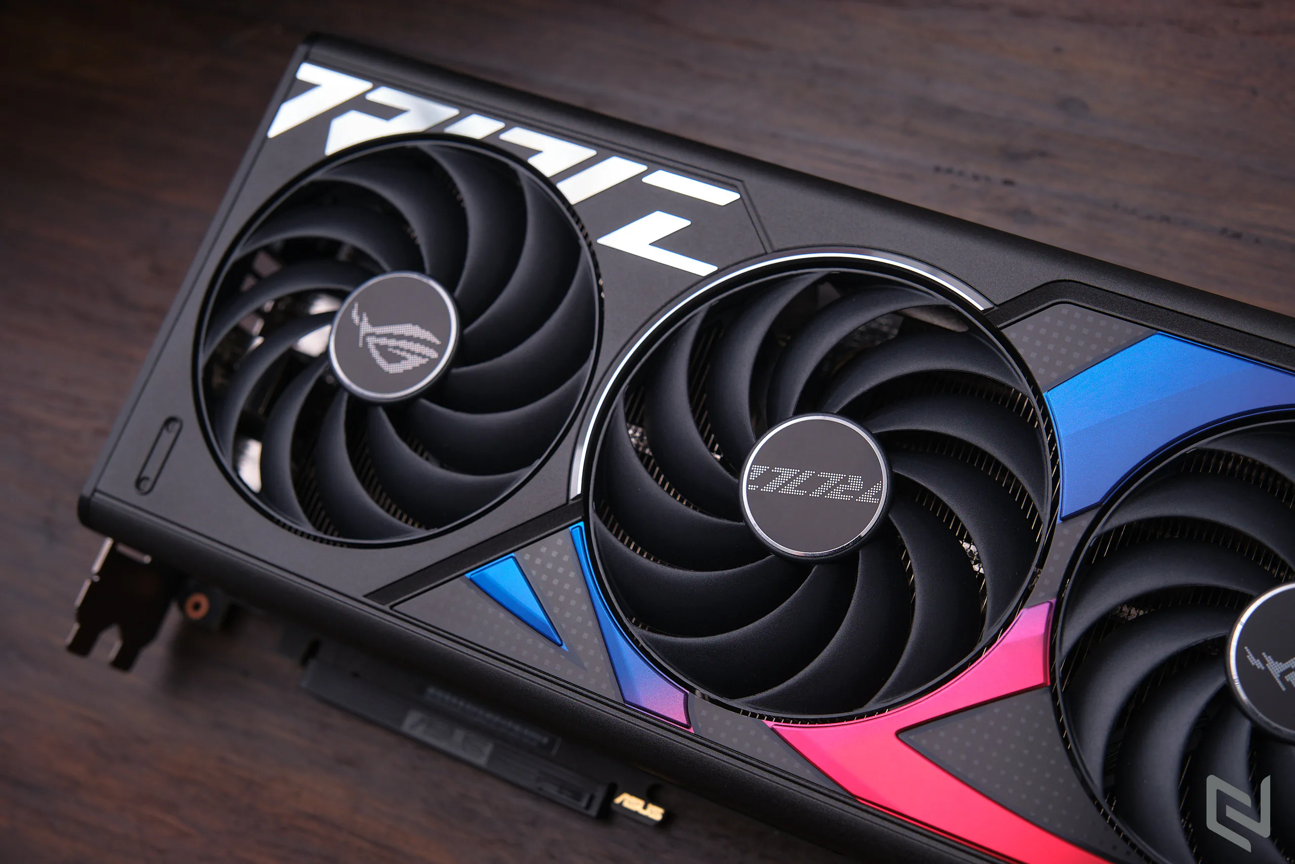 Trên tay card đồ họa ASUS ROG Strix RTX 4070 Ti 12GB GDDR6X OC Edition: Hiệu năng khủng, thiết kế đẹp, tản nhiệt tối đa