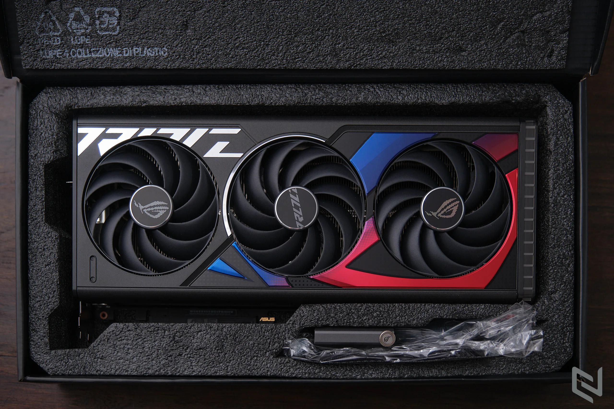 Trên tay card đồ họa ASUS ROG Strix RTX 4070 Ti 12GB GDDR6X OC Edition: Hiệu năng khủng, thiết kế đẹp, tản nhiệt tối đa