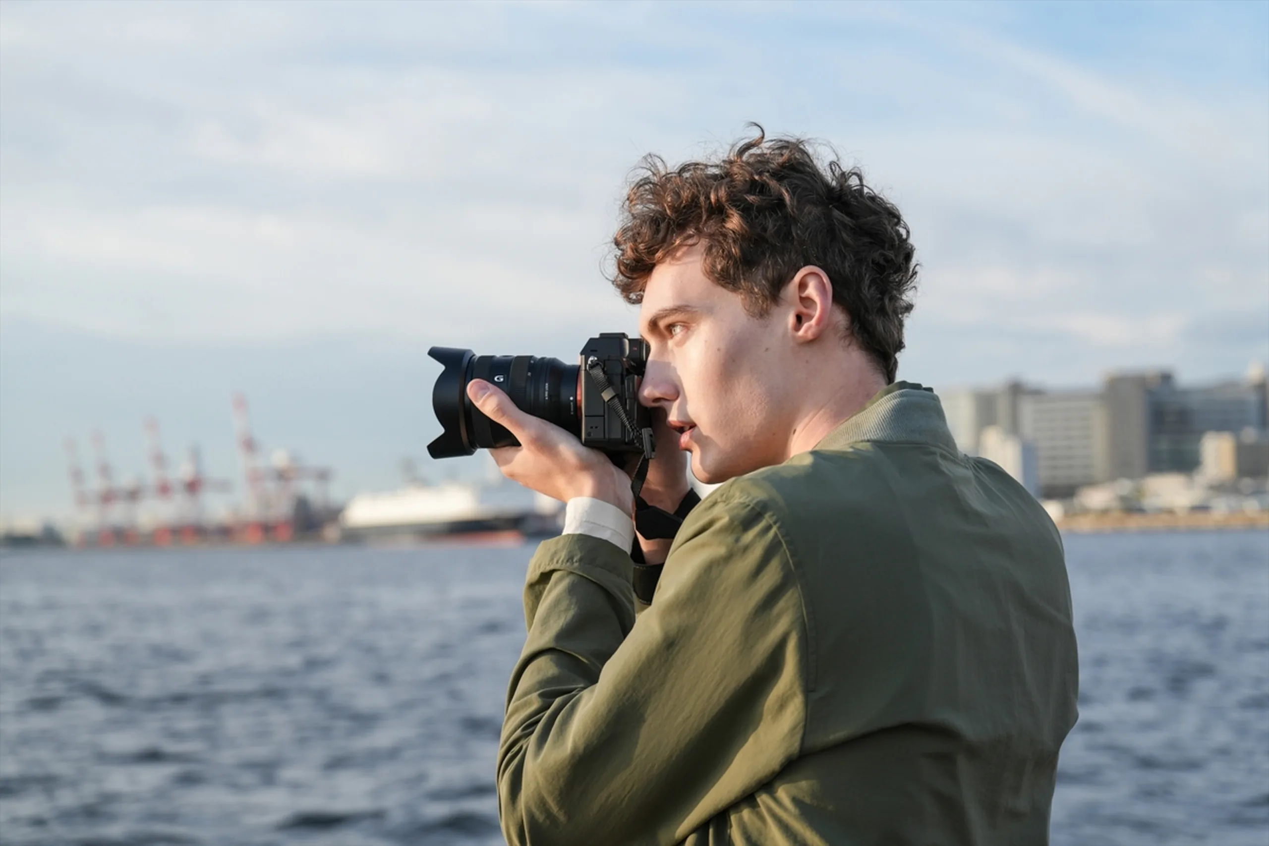 Sony ra mắt ống kính FE 20-70mm F4 G, zoom chuẩn gọn nhẹ với góc siêu rộng