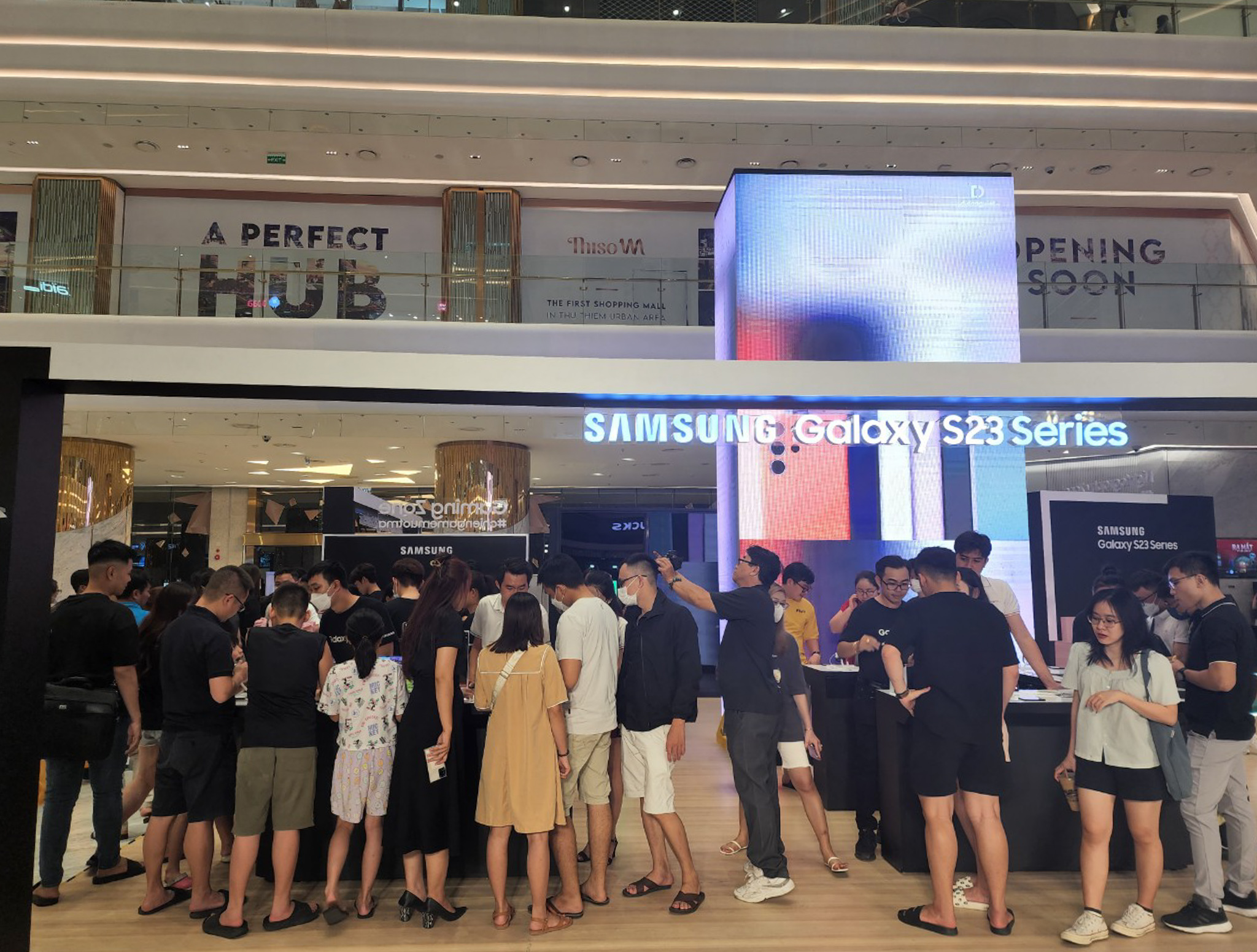Hàng trăm Sam fans hào hứng trải nghiệm smartphone cao cấp nhất của Samsung