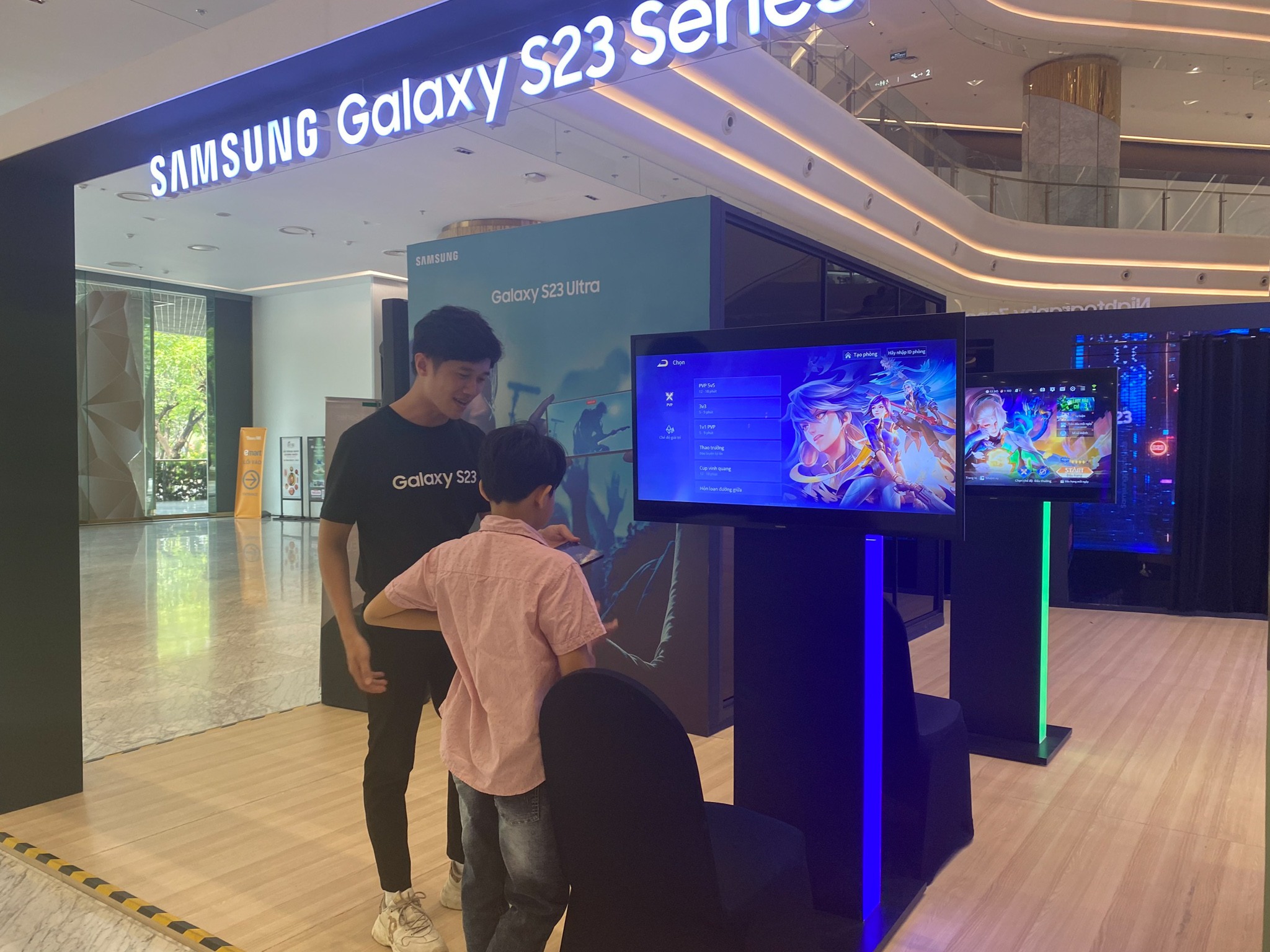 Hàng trăm Sam fans hào hứng trải nghiệm smartphone cao cấp nhất của Samsung