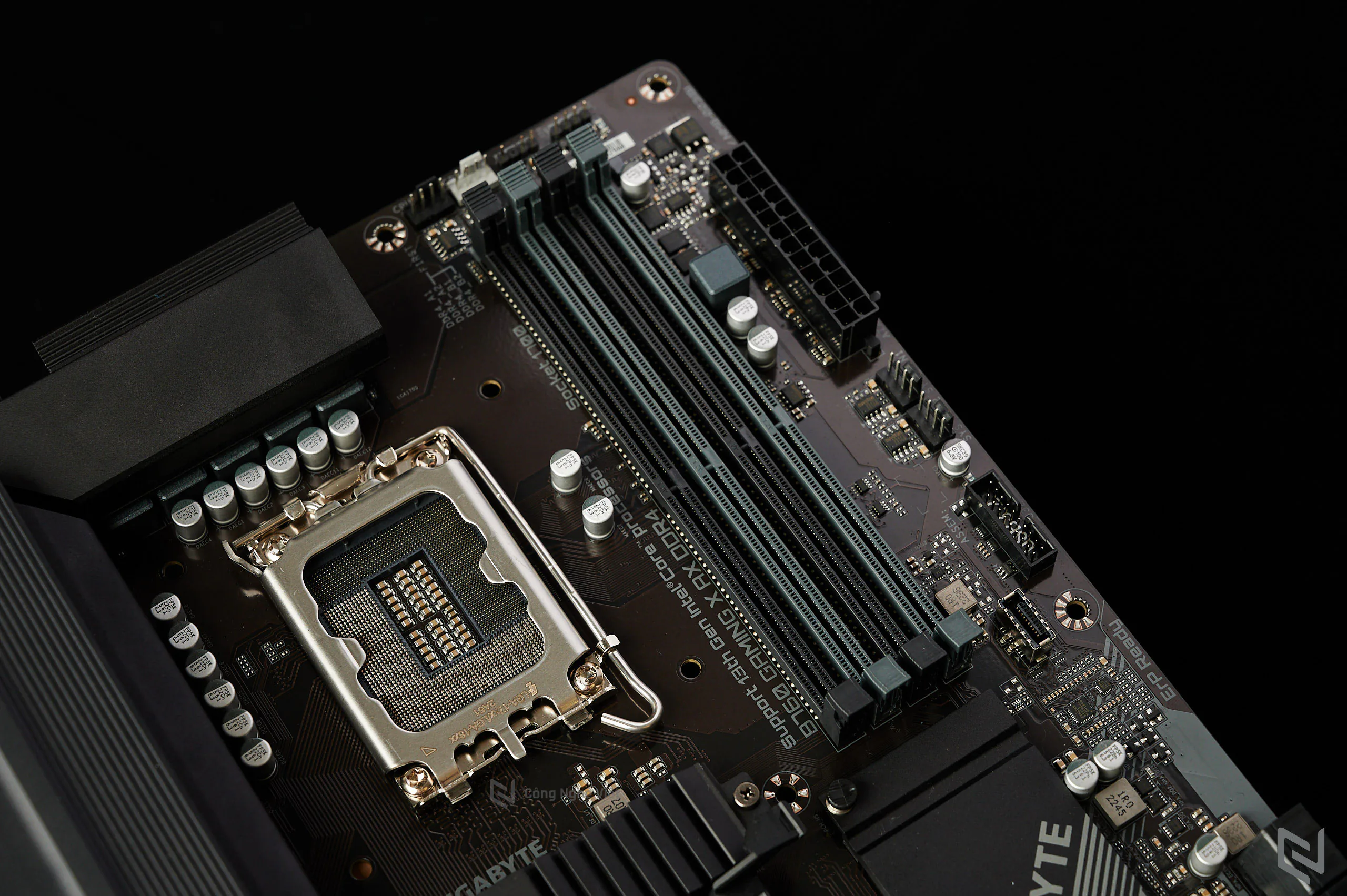 Trên tay bo mạch chủ GIGABYTE B760 GAMING X AX DDR4: Thiết kế đơn giản, chú trọng hiệu năng, hỗ trợ Intel 13th mới nhất