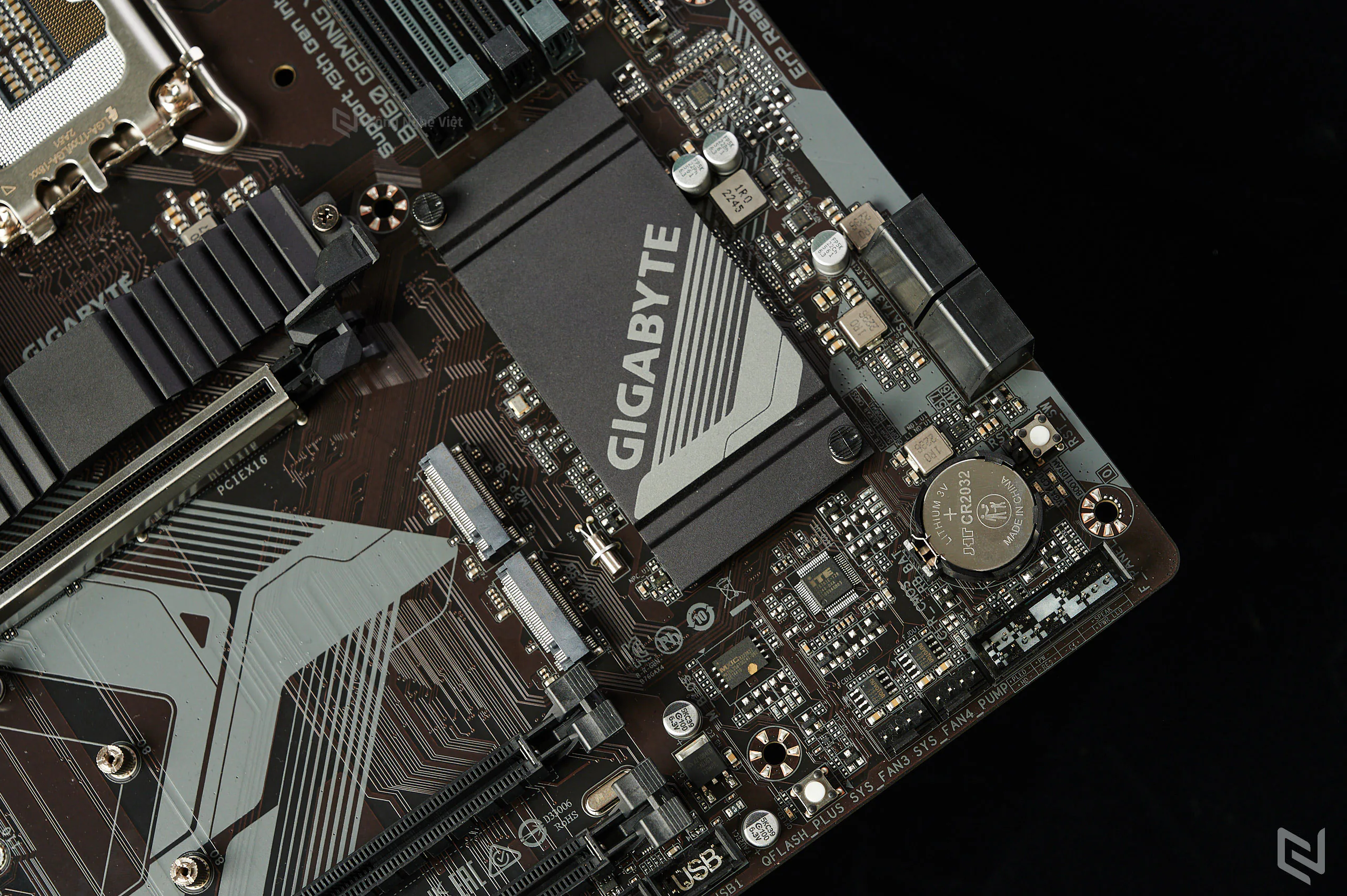 Trên tay bo mạch chủ GIGABYTE B760 GAMING X AX DDR4: Thiết kế đơn giản, chú trọng hiệu năng, hỗ trợ Intel 13th mới nhất