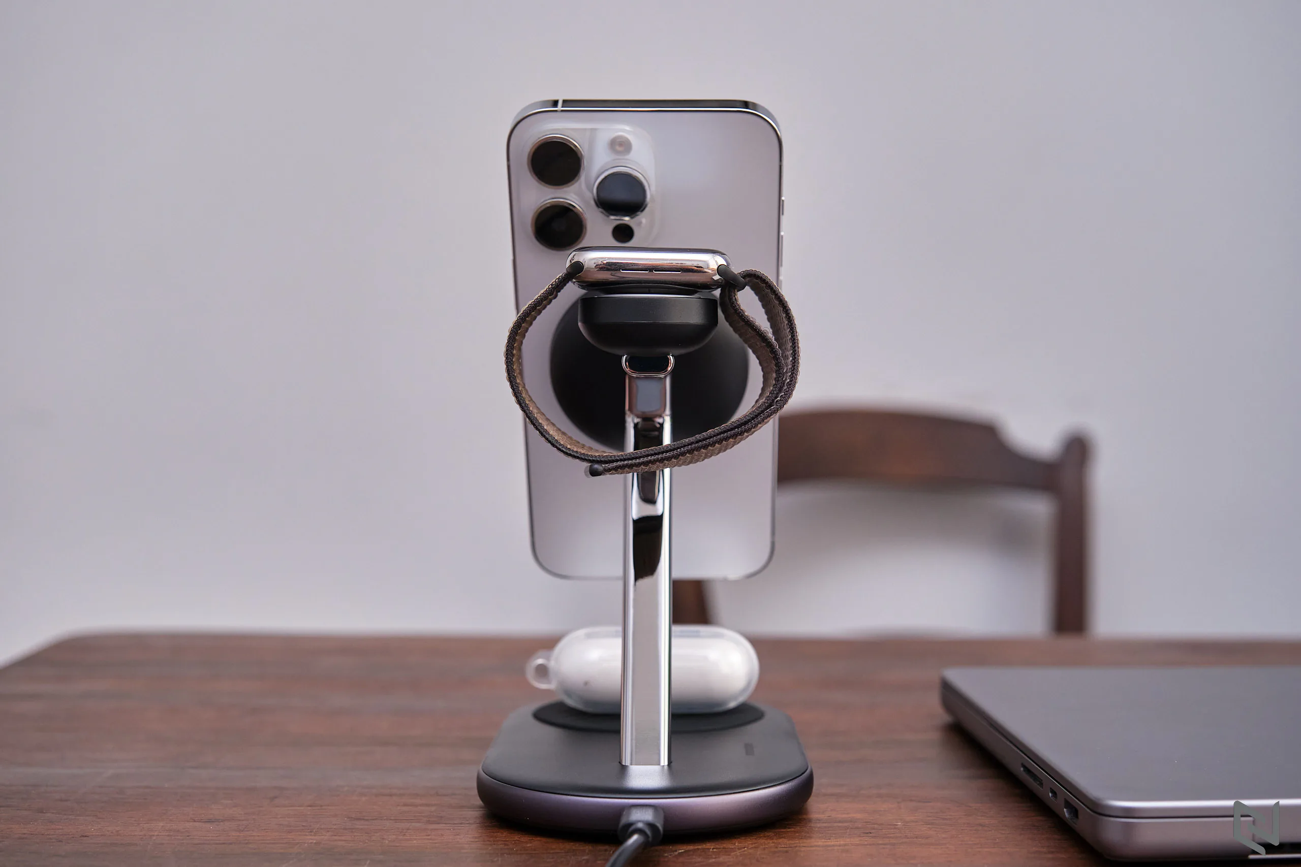 Trên tay đế sạc Innostyle MagStation 3-in-1: Sạc không dây cho nhiều thiết bị cùng lúc rất tiện