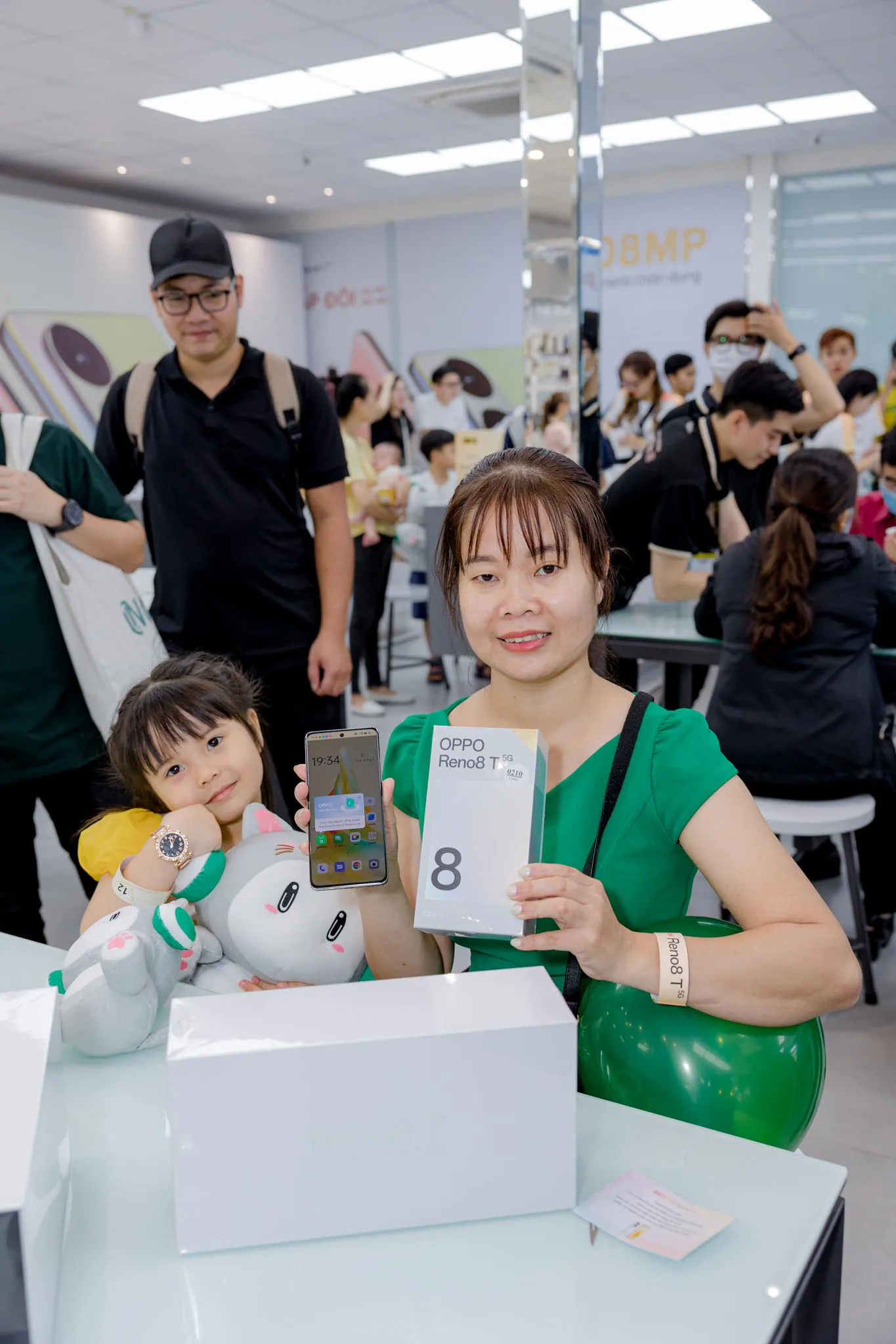 OPPO Reno8 T Series mở bán ấn tượng với 27,000 đơn đặt trước