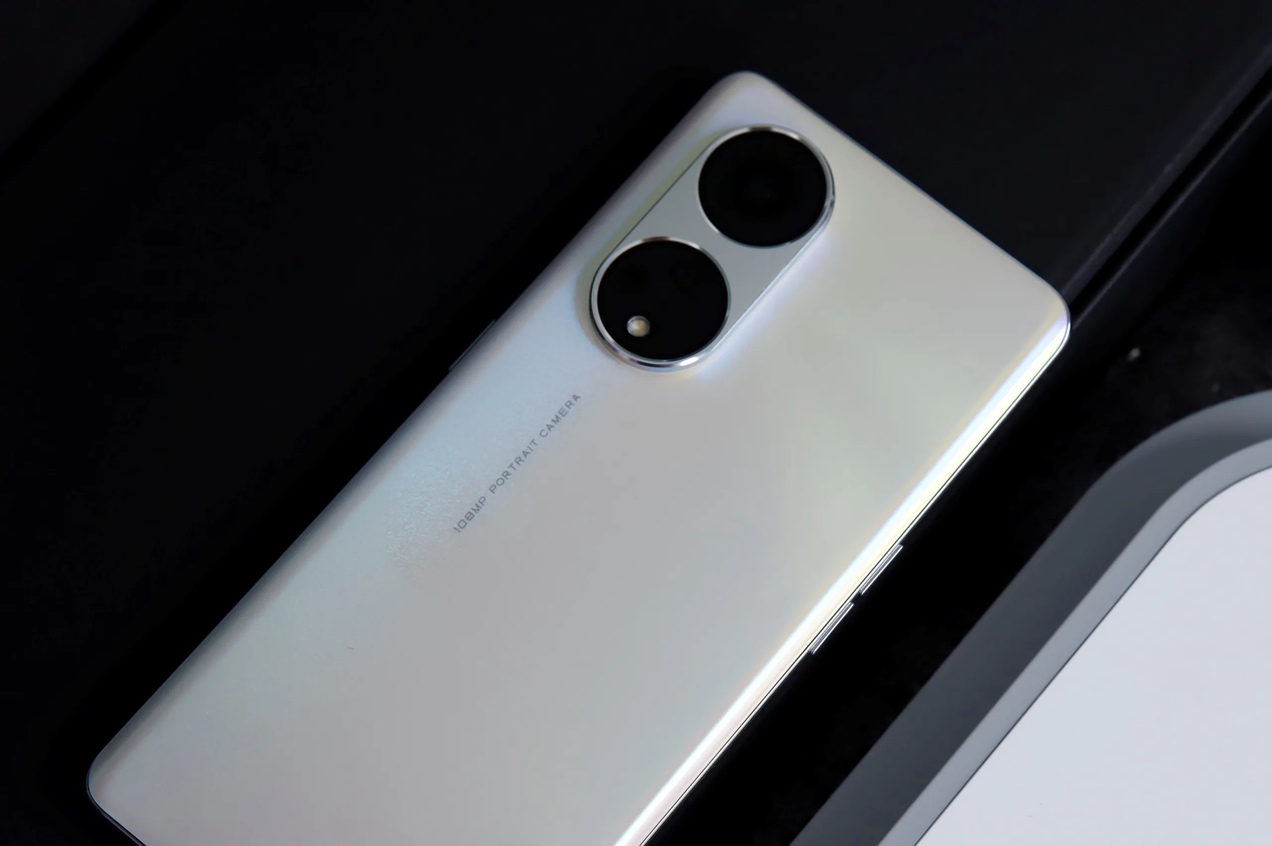 Di Động Việt nhận đặt trước OPPO Reno8 T 5G: Giá chỉ từ 9.99 triệu đồng, quà tặng trị giá đến 3.8 triệu đồng