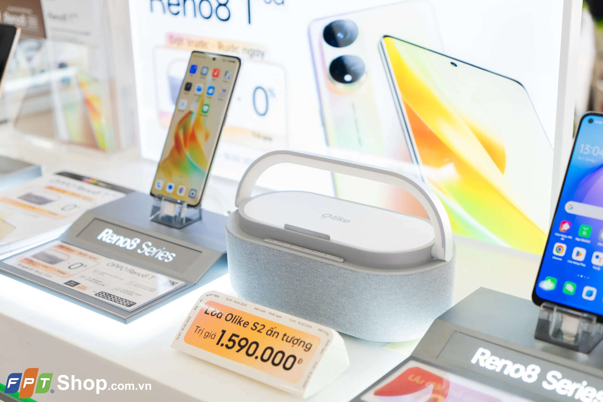 FPT Shop tặng bộ quà trị giá đến 1.59 triệu cho khách đặt trước OPPO Reno8 T 5G