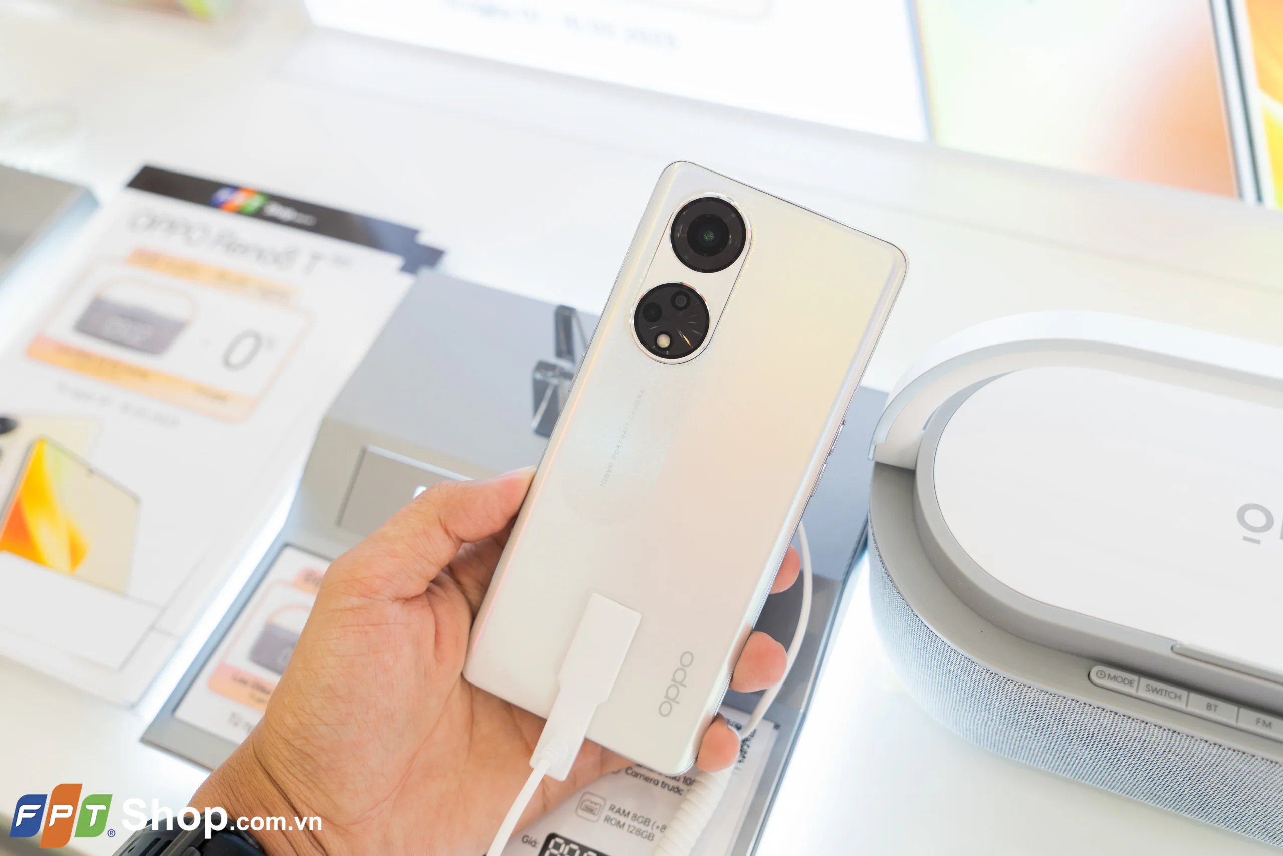 FPT Shop tặng bộ quà trị giá đến 1.59 triệu cho khách đặt trước OPPO Reno8 T 5G