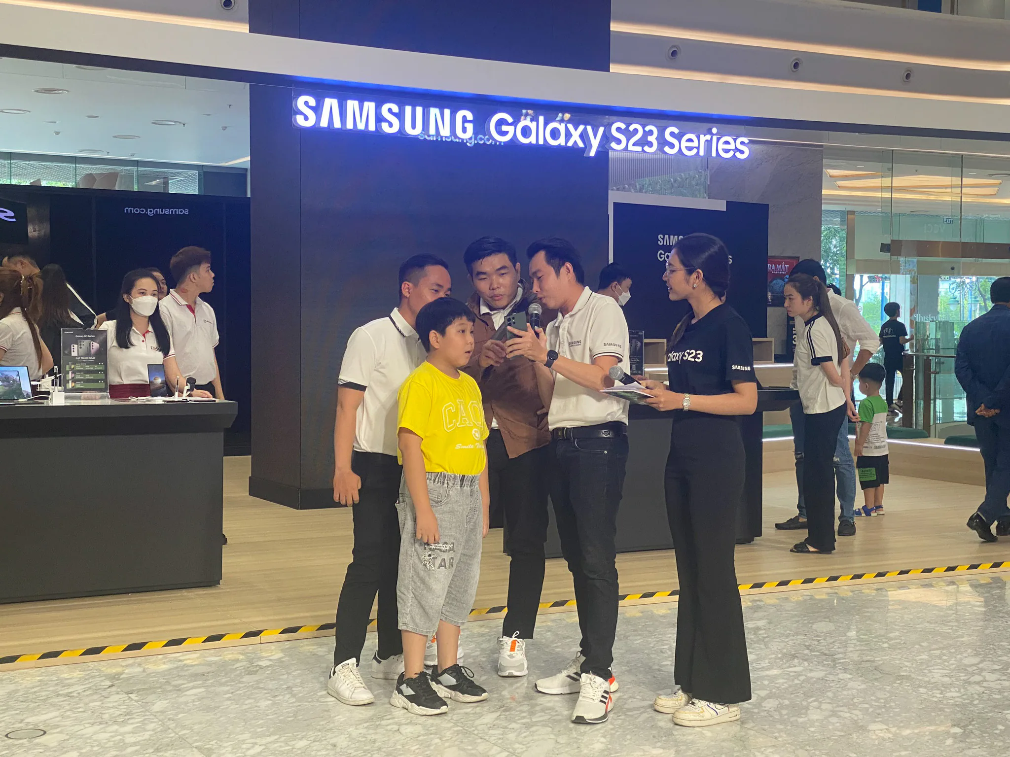 Hàng trăm Sam fans hào hứng trải nghiệm smartphone cao cấp nhất của Samsung