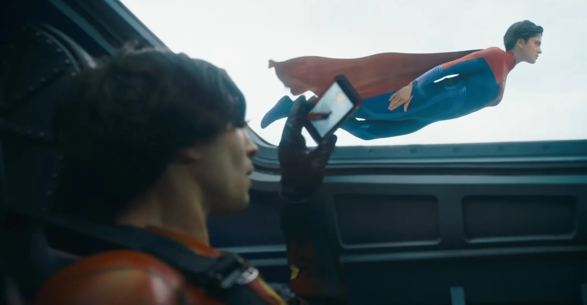 Warner Bros. tung trailer The Flash với loạt nhân vật mới và cả Supergirl!