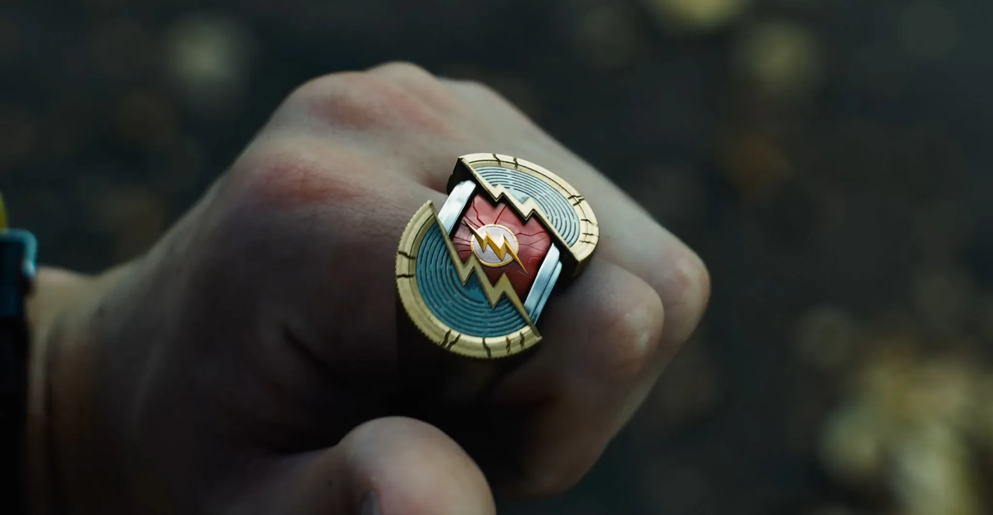Warner Bros. tung trailer The Flash với loạt nhân vật mới và cả Supergirl!
