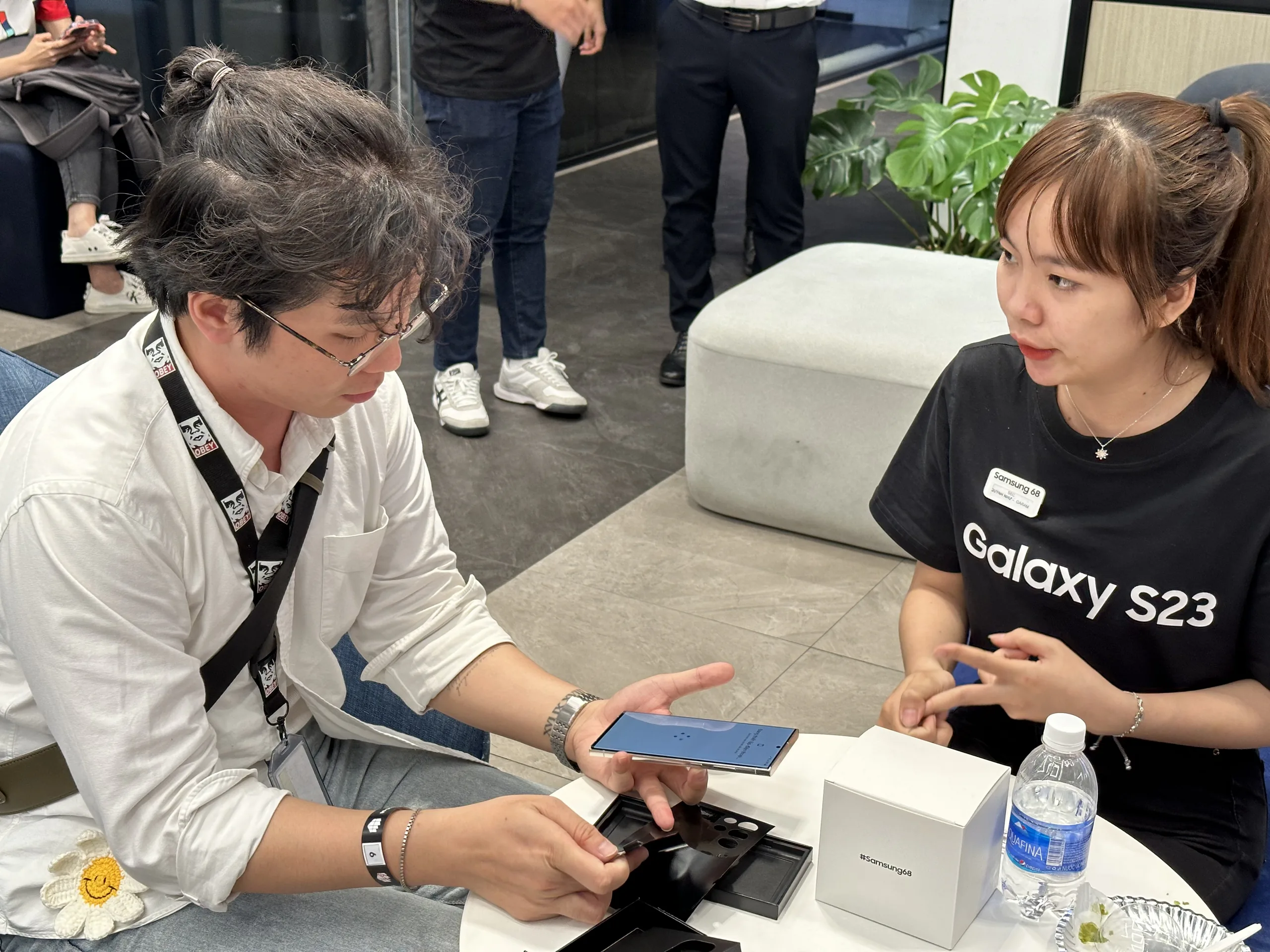 Người dùng phấn khích nhận Galaxy S23 Series sớm tại Samsung 68