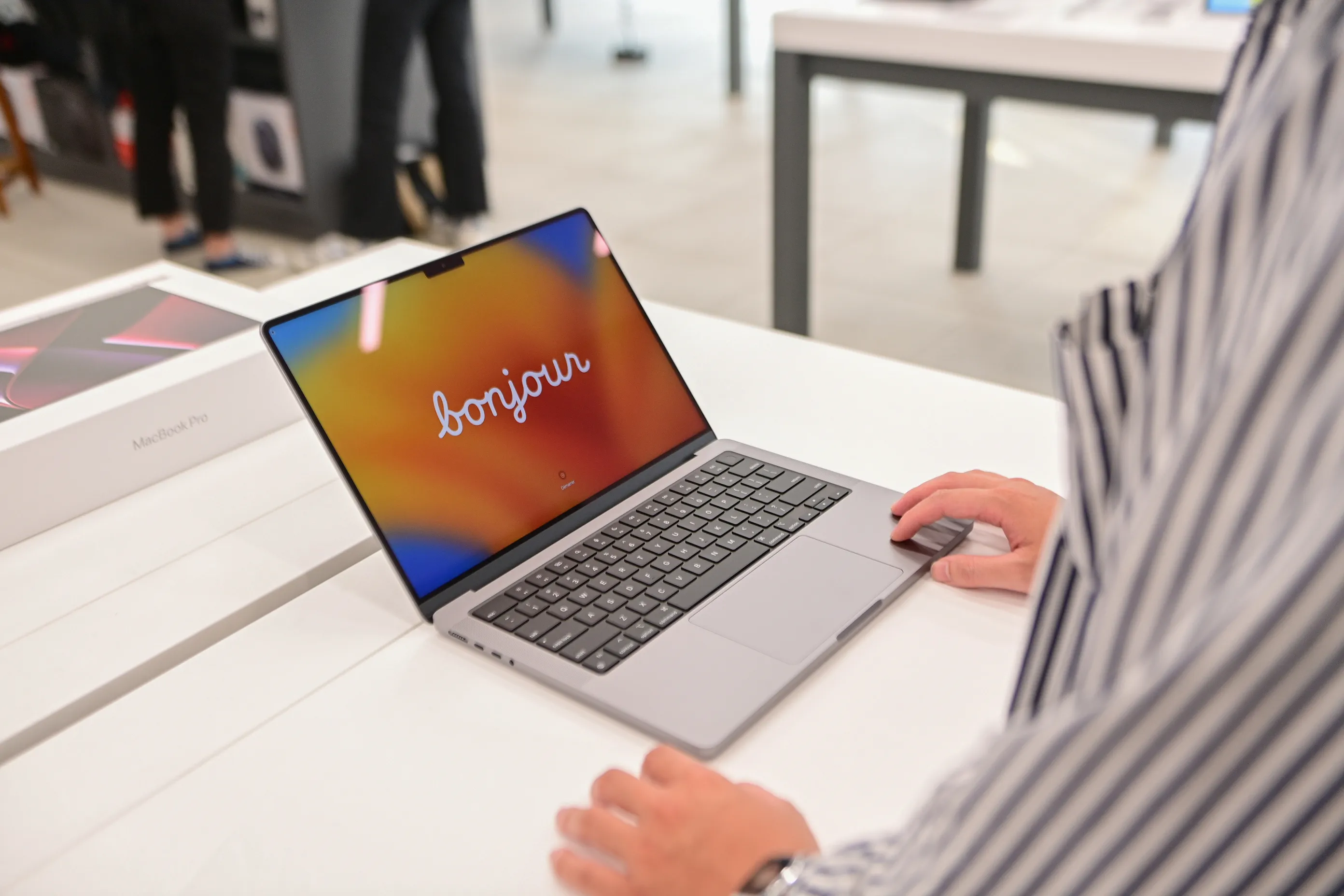 FPT Shop trả hàng cho những khách hàng pre-order sớm nhất sản phẩm MacBook Pro 14 | 16 M2 2023 chính hãng