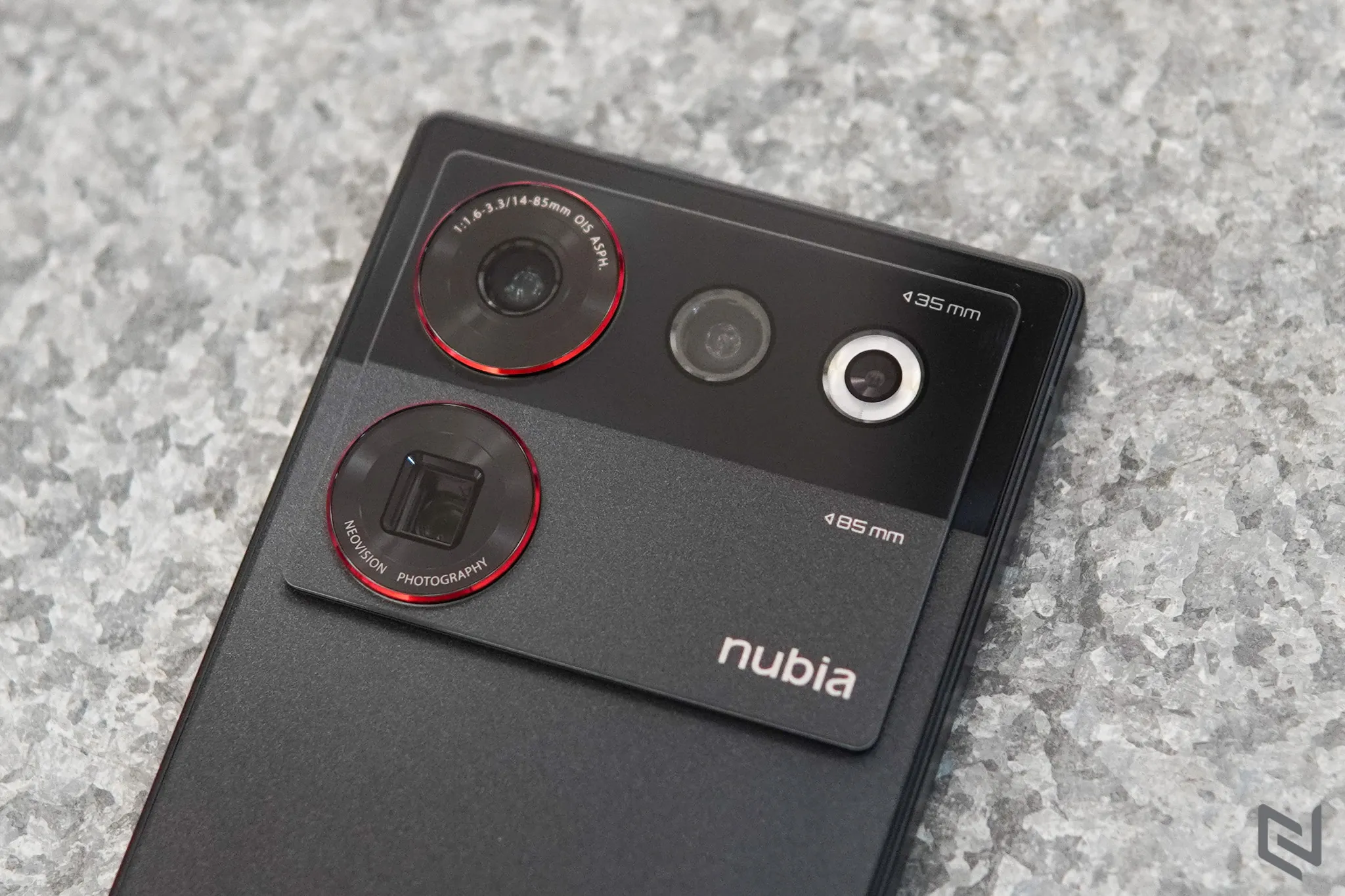 Trên tay Nubia Z50 Ultra: Viền màn hình siêu mỏng, camera ẩn dưới màn hình, chip Snapdragon 8 Gen 2