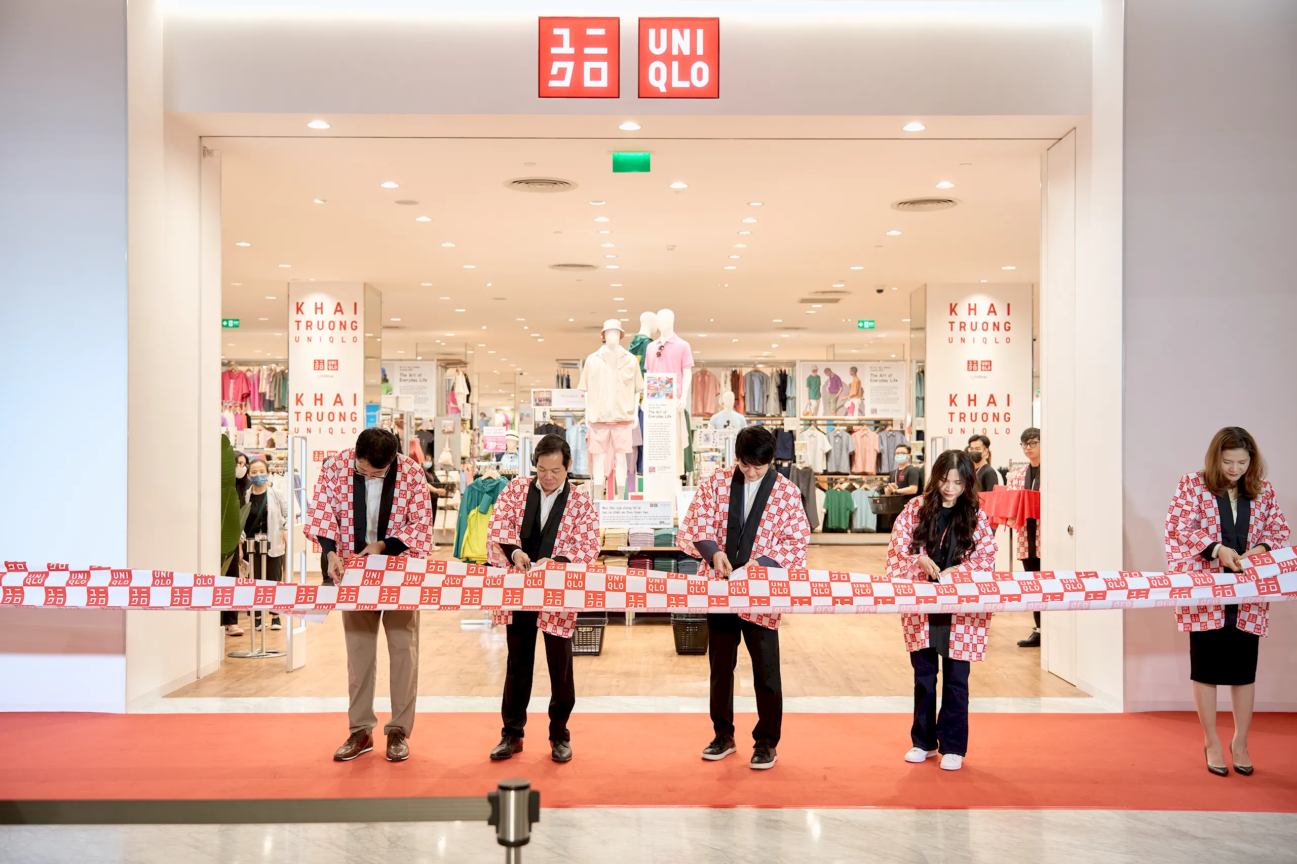 UNIQLO công bố mở rộng kinh doanh tại TpHCM với cửa hàng mới trong Vạn Hạnh  Mall  Tạp chí Đẹp