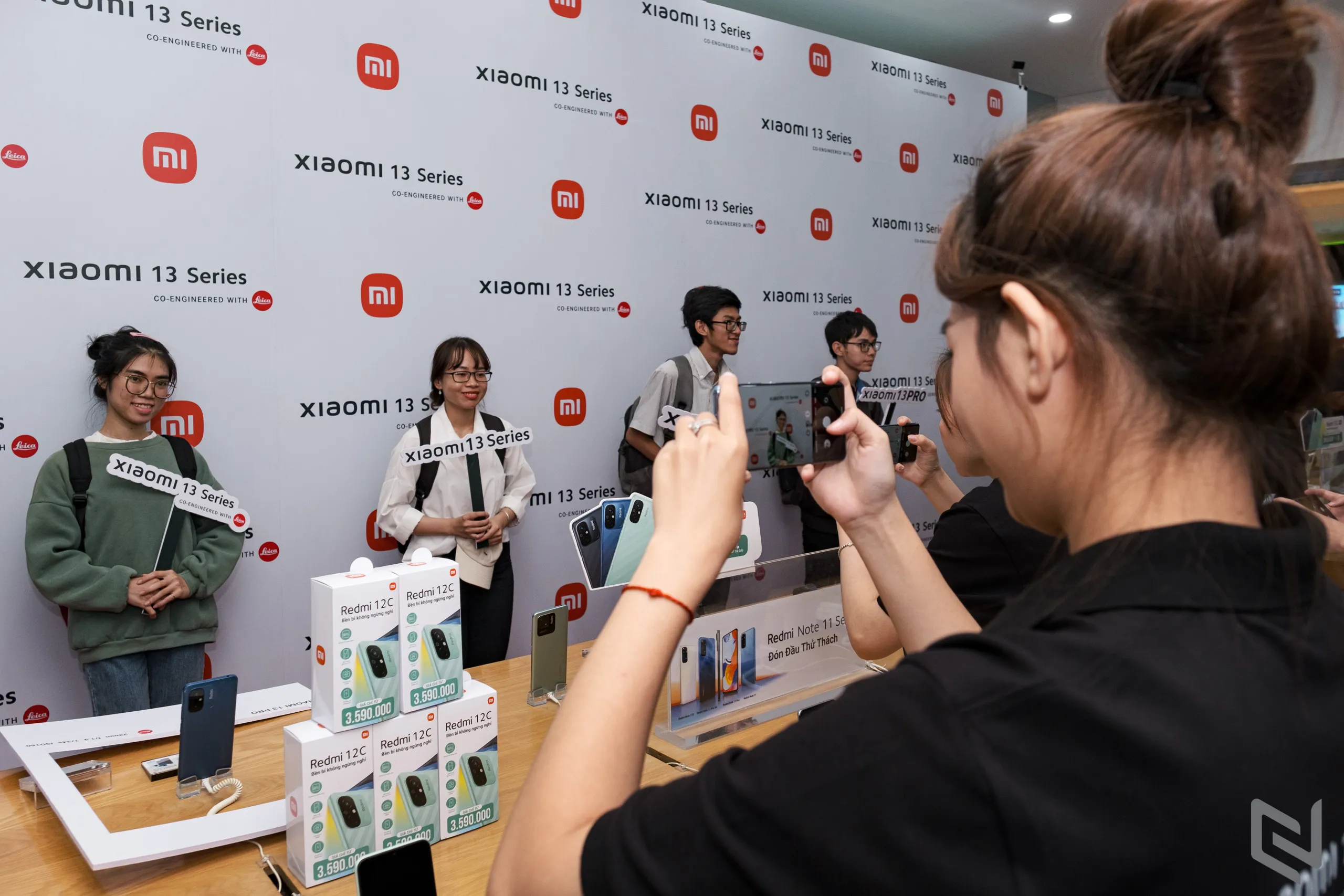Xiaomi tổ chức sự kiện tạo kỷ lục ghép logo từ 1300 tấm hình chụp từ Xiaomi 13 series
