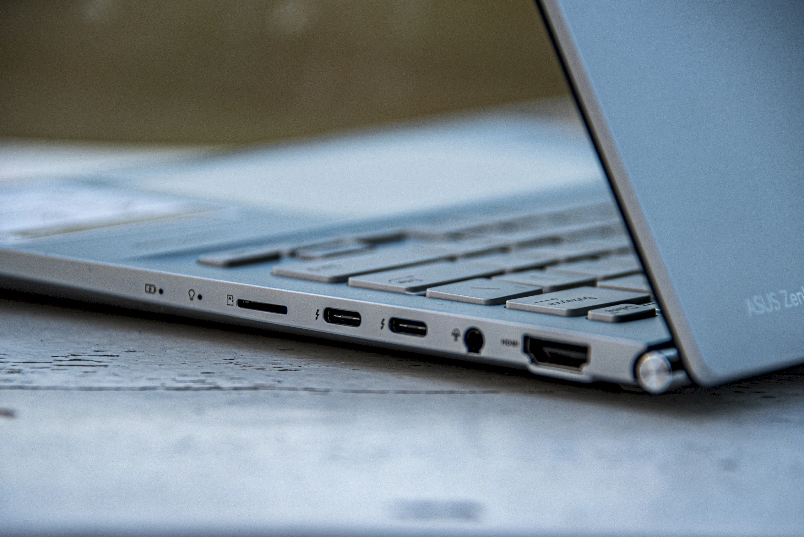 Trên tay laptop ASUS Zenbook 14 OLED (UX3402V) gọn nhẹ và sang trọng dành cho doanh nhân