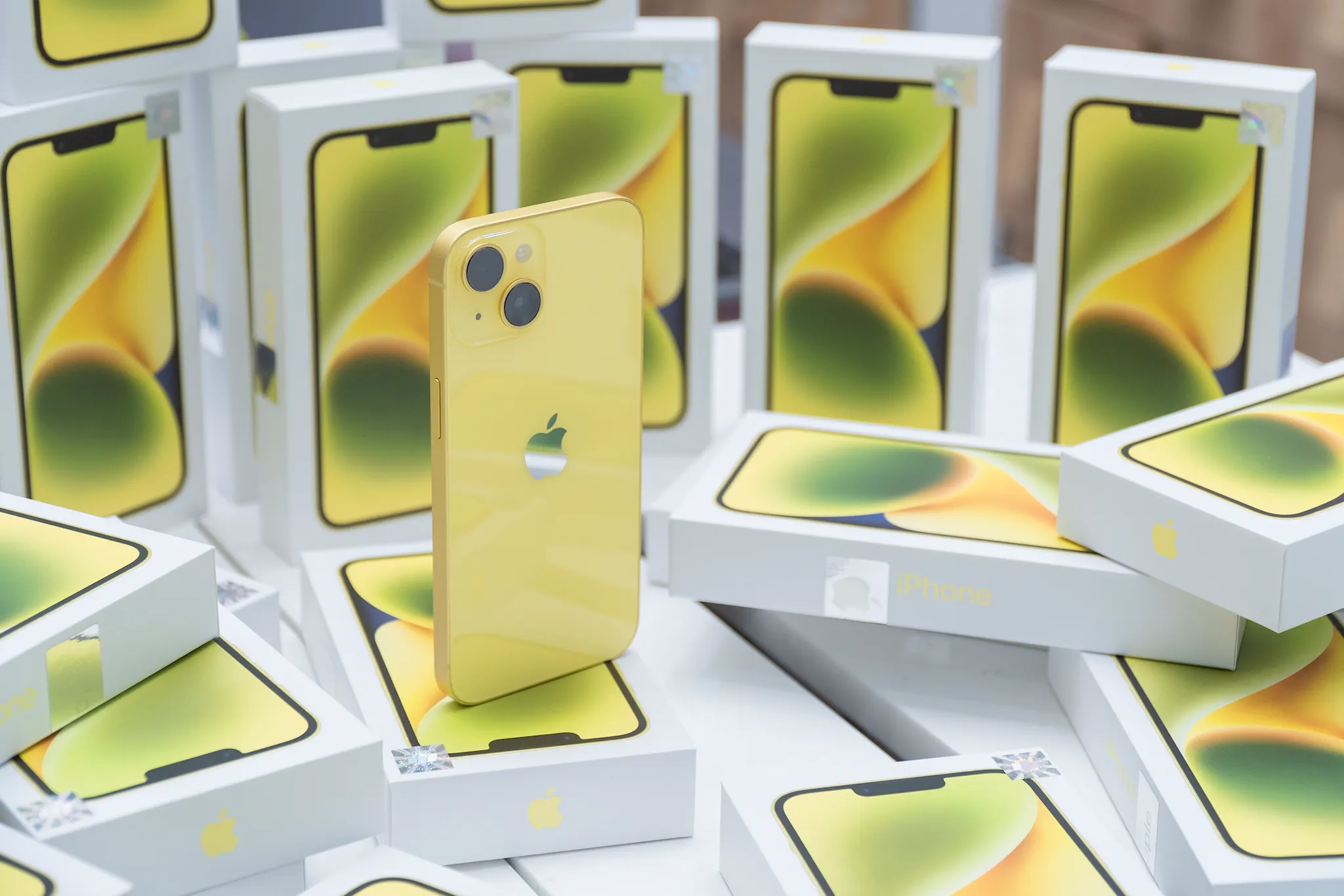 iPhone 14 màu vàng mới chính thức lên kệ tại Việt Nam, giá cuối chỉ từ 18.69 triệu đồng