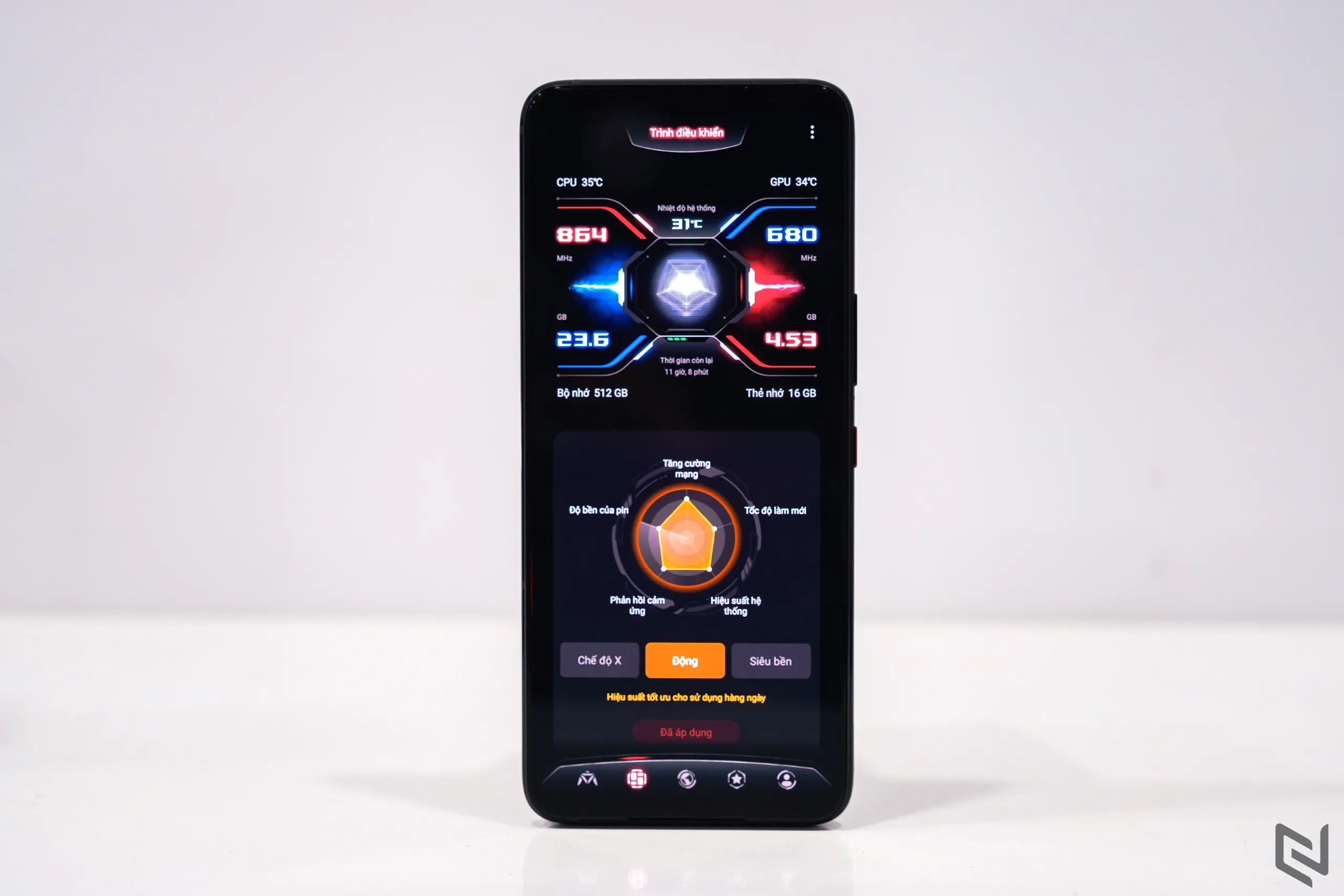 Trên tay gaming phone ROG Phone 7: Hiệu năng vượt trội từ Snapdragon 8 Gen 2 và thiết kế mặt lưng trong suốt độc đáo