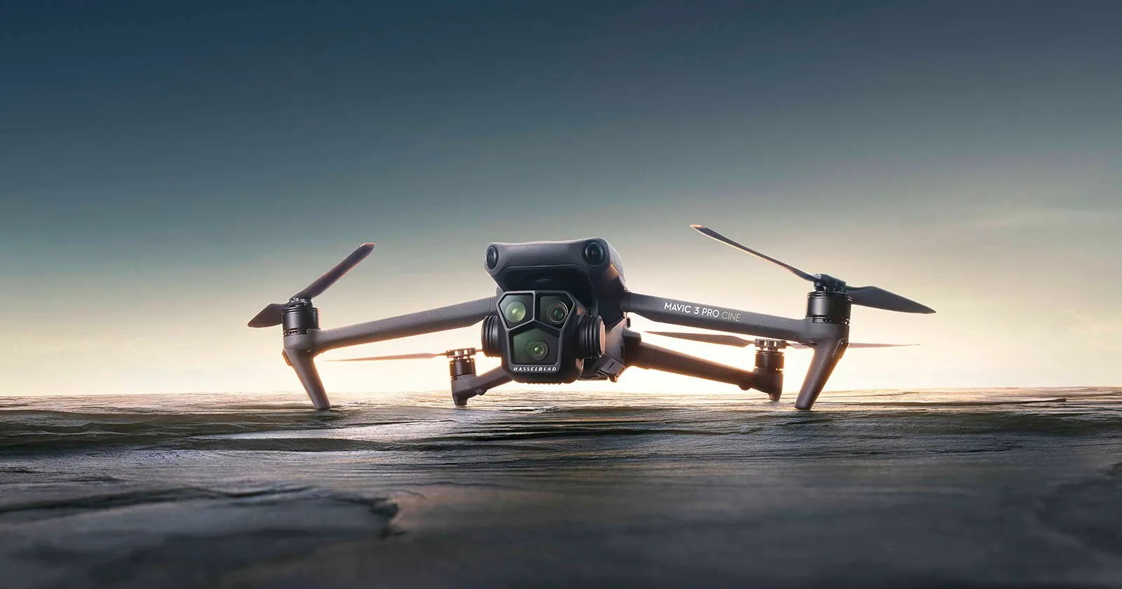 DJI ra mắt Mavic 3 Pro, dòng drone flagship và là chiếc drone đầu tiên trang bị 3 camera
