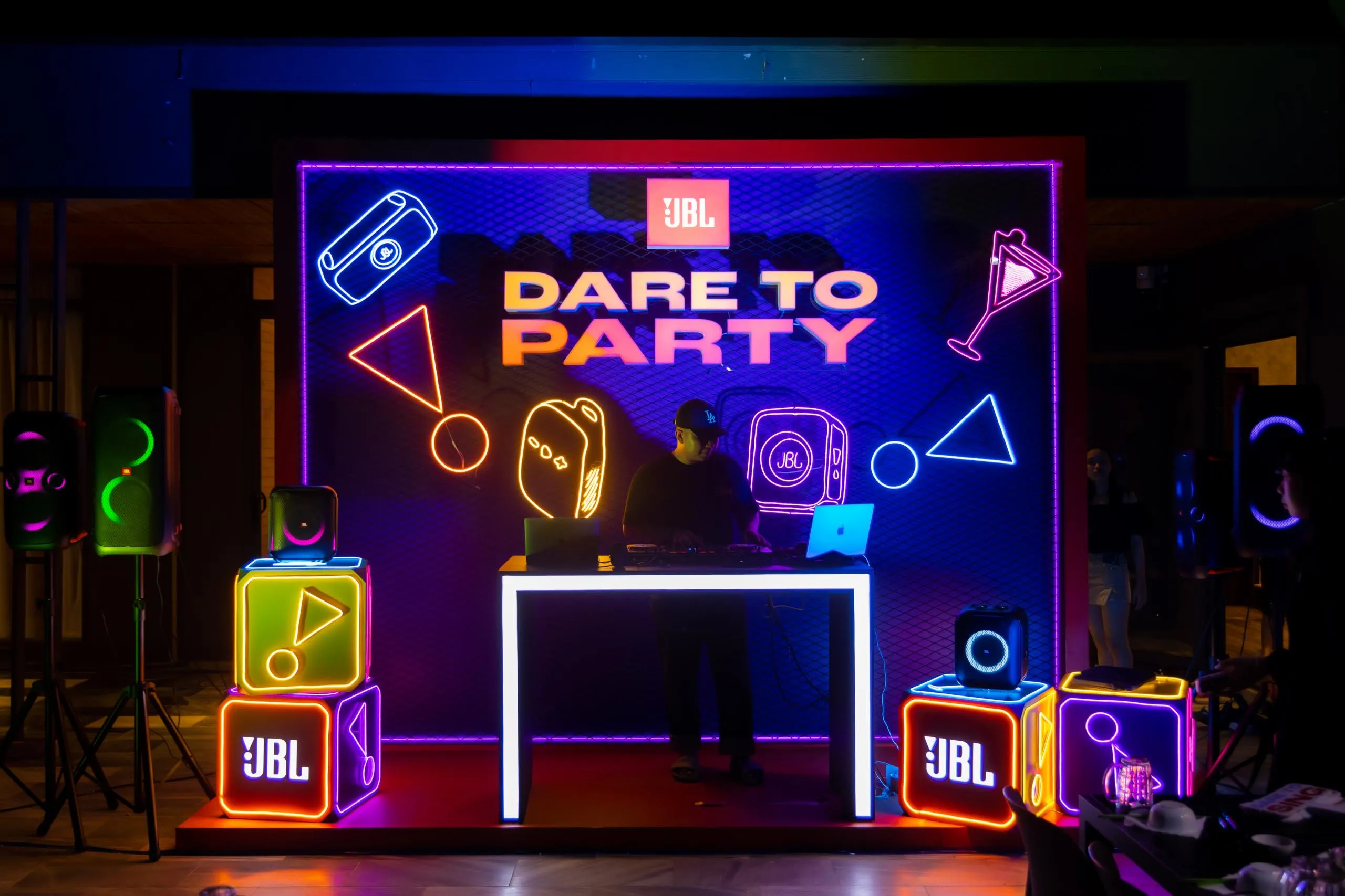 Bộ 3 loa tiệc JBL Partybox series giúp khuấy động mọi cuộc vui, hát hò như ca sĩ với âm thanh cực cuốn