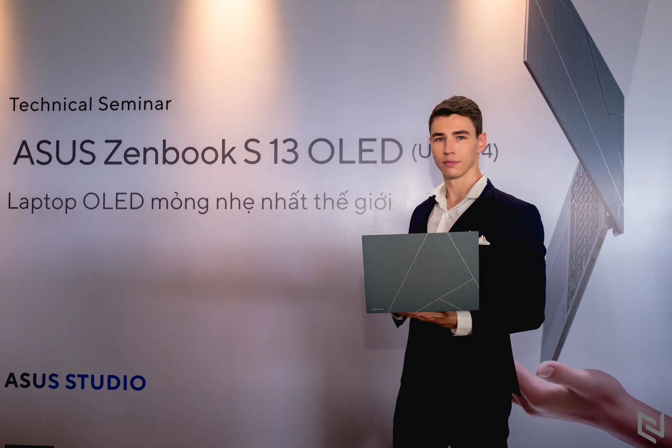 Trên tay ASUS Zenbook S13 OLED và Vivobook 14X OLED: Bộ đôi laptop mỏng nhẹ dành cho doanh nhân và học sinh, sinh viên