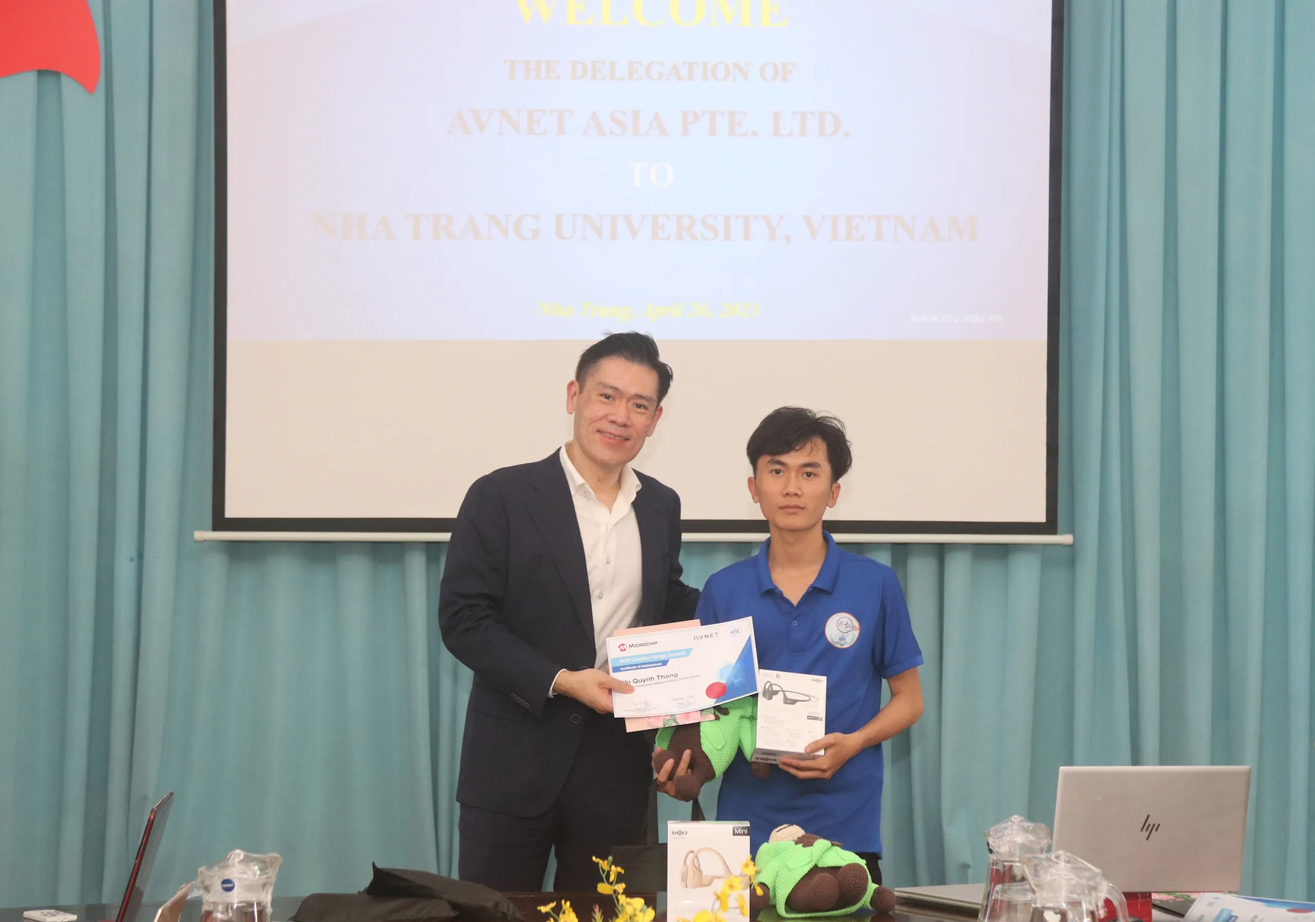 Avnet và Đại học Nha Trang trao giải thưởng cho sinh viên có phát minh sáng tạo