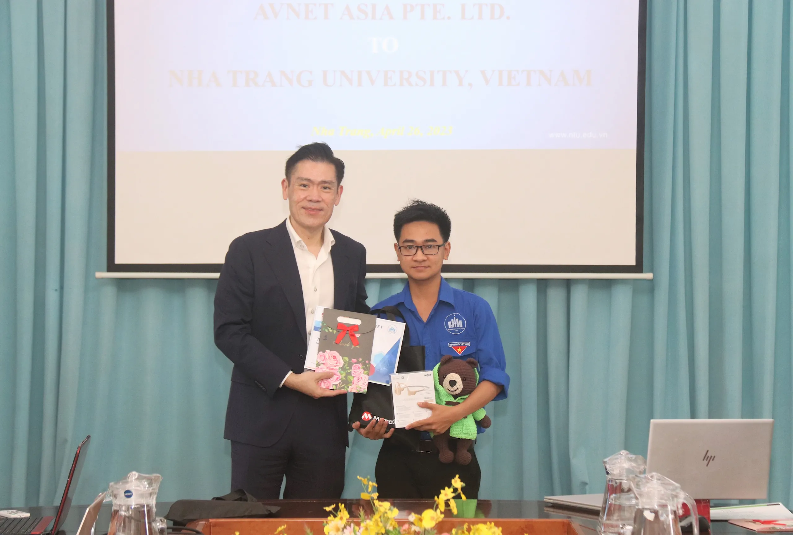Avnet và Đại học Nha Trang trao giải thưởng cho sinh viên có phát minh sáng tạo