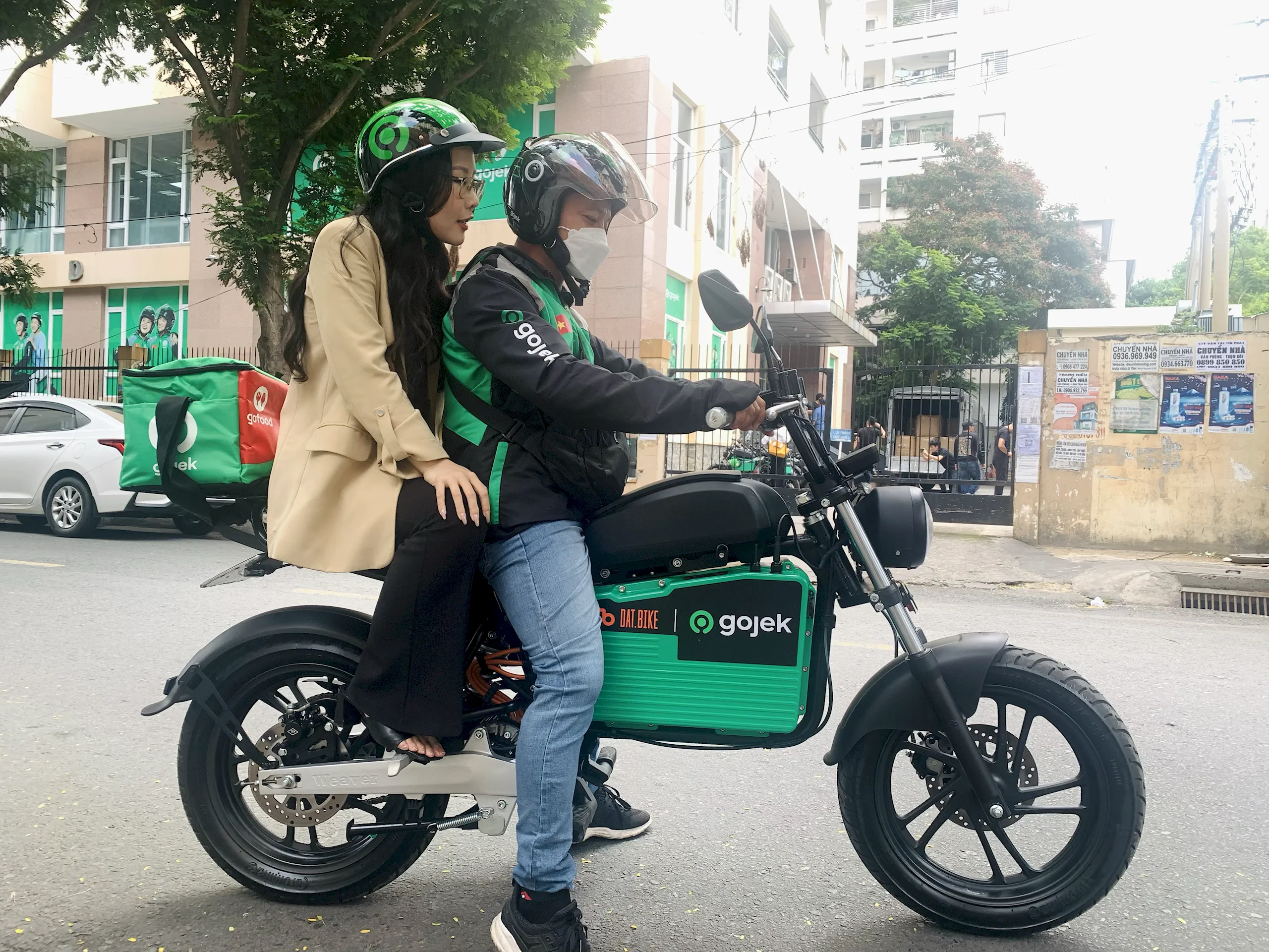Gojek Việt Nam hợp tác với Dat Bike thí điểm vận chuyển hành khách bằng xe máy điện