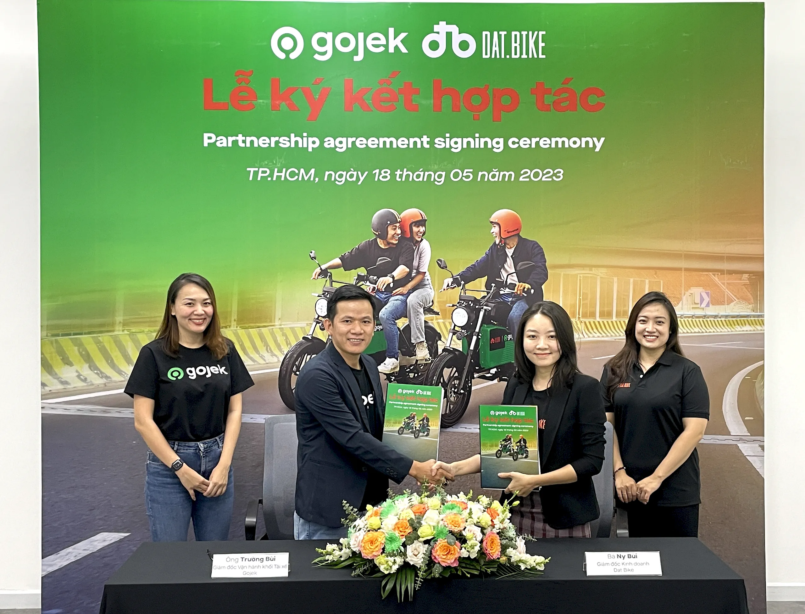 Gojek Việt Nam hợp tác với Dat Bike thí điểm vận chuyển hành khách bằng xe máy điện