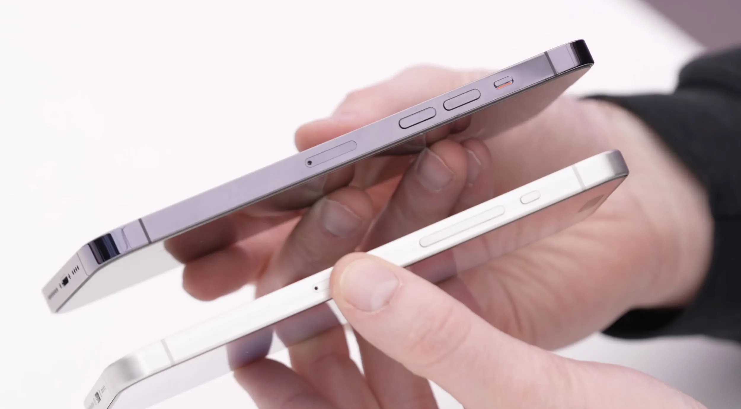 Trên tay mô hình iPhone 15 Pro Max (Ultra) cho thấy viền màn hình siêu mỏng, thay đổi nút chức năng