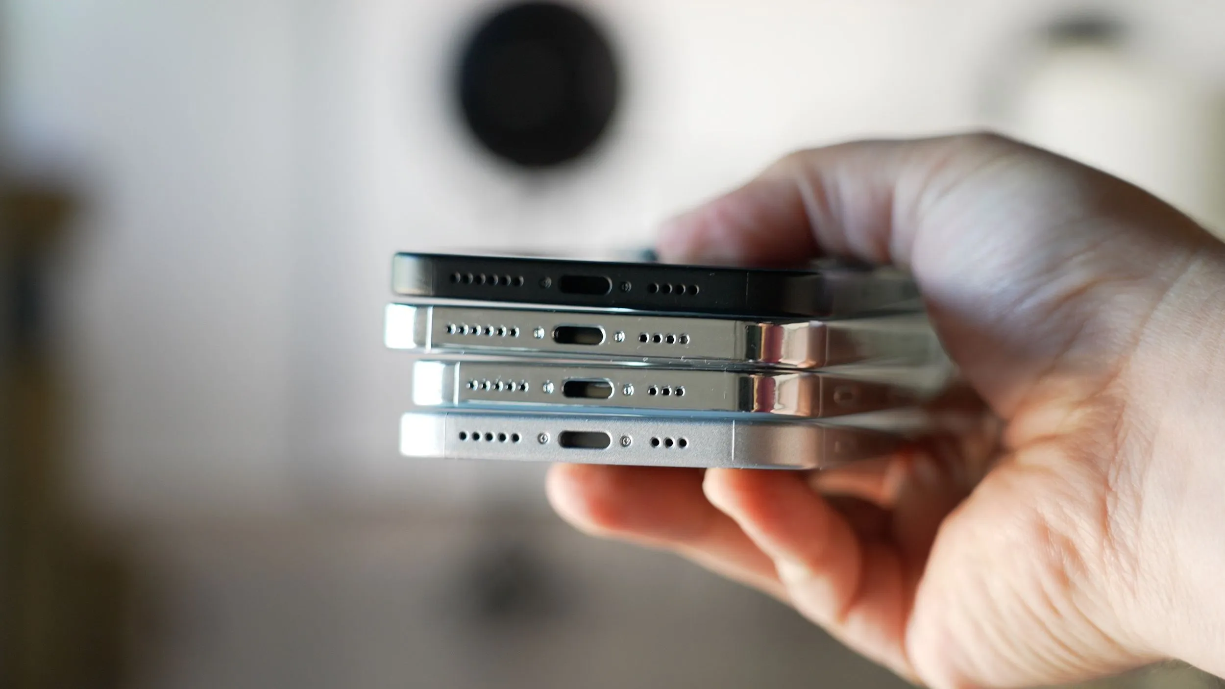 So sánh tốc độ truyền dữ liệu của cổng USB-C trên iPad và Mac với iPhone 15