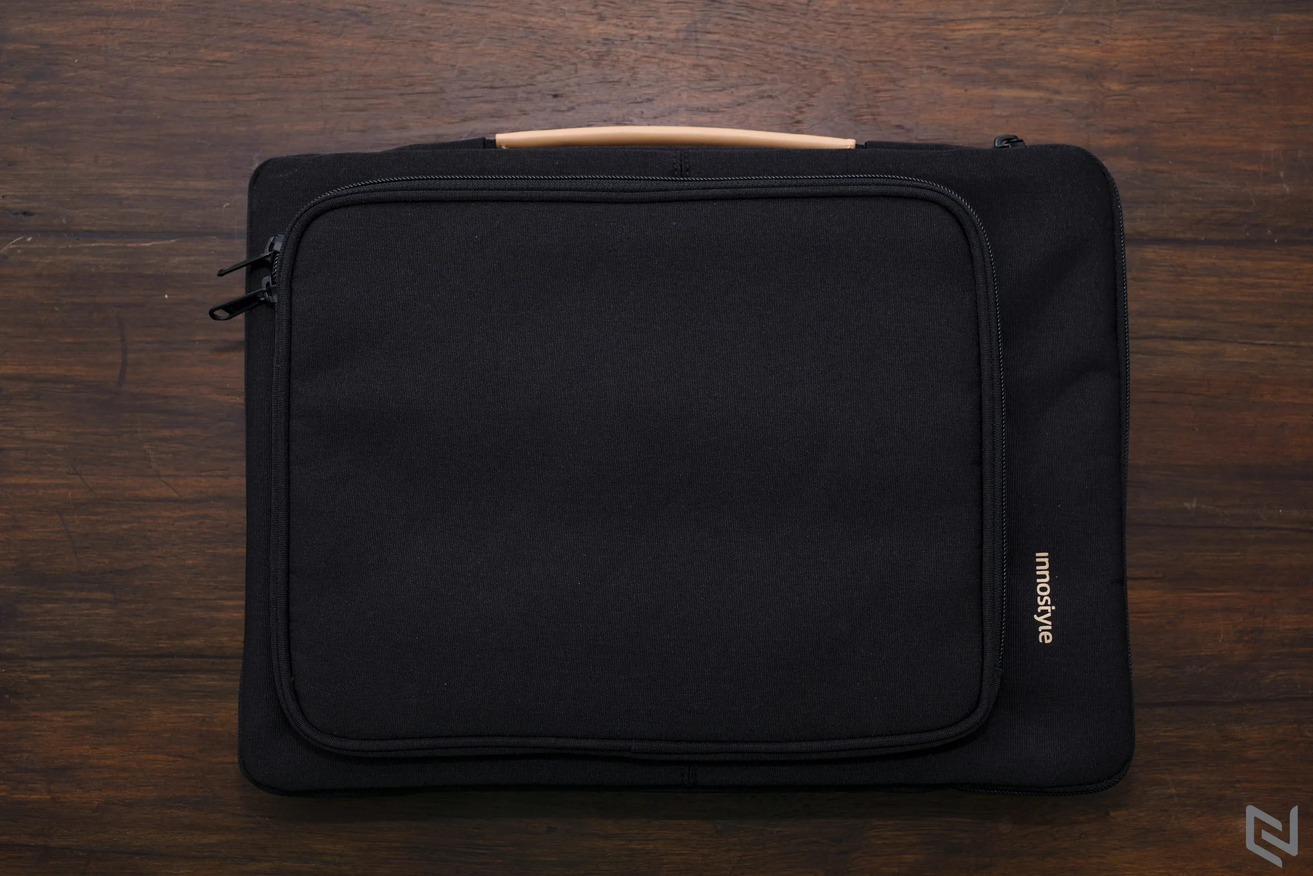 Trên tay túi chống sốc Innostyle OmniProtect Carrying Sleeve: 3 lớp, vải chống nước, có ngăn phụ linh hoạt