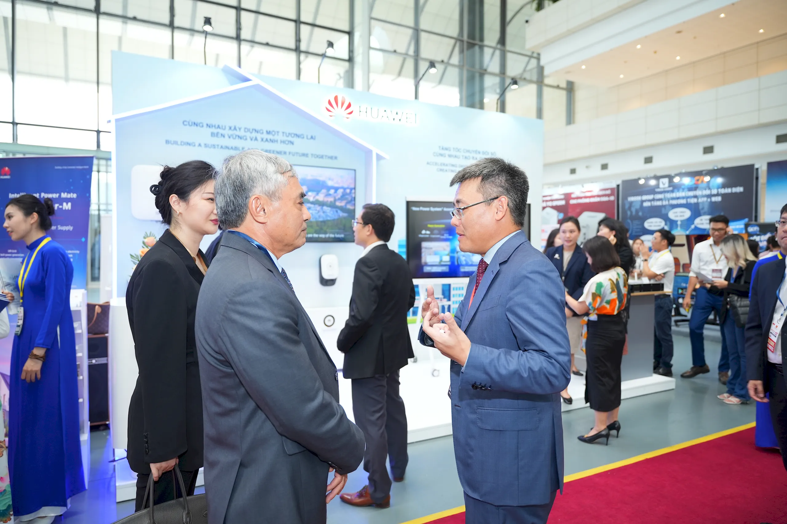 Vietnam Industry 4.0 Summit 2023: Huawei đề xuất các giải pháp năng lượng mặt trời cho Việt Nam