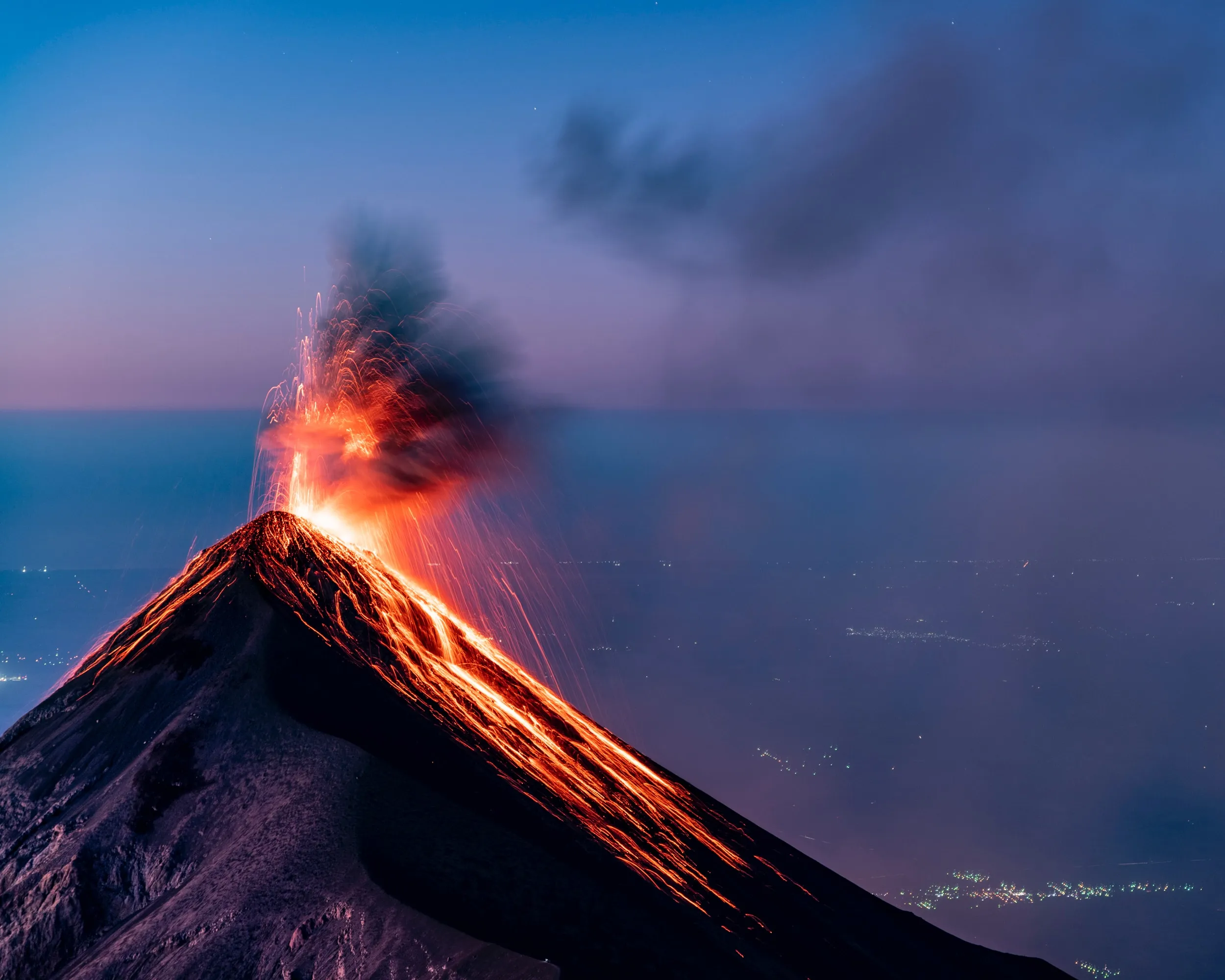 Hình nền đẹp chất lượng cao cho iPhone, iPad và Mac chủ đề núi lửa hùng vỹ