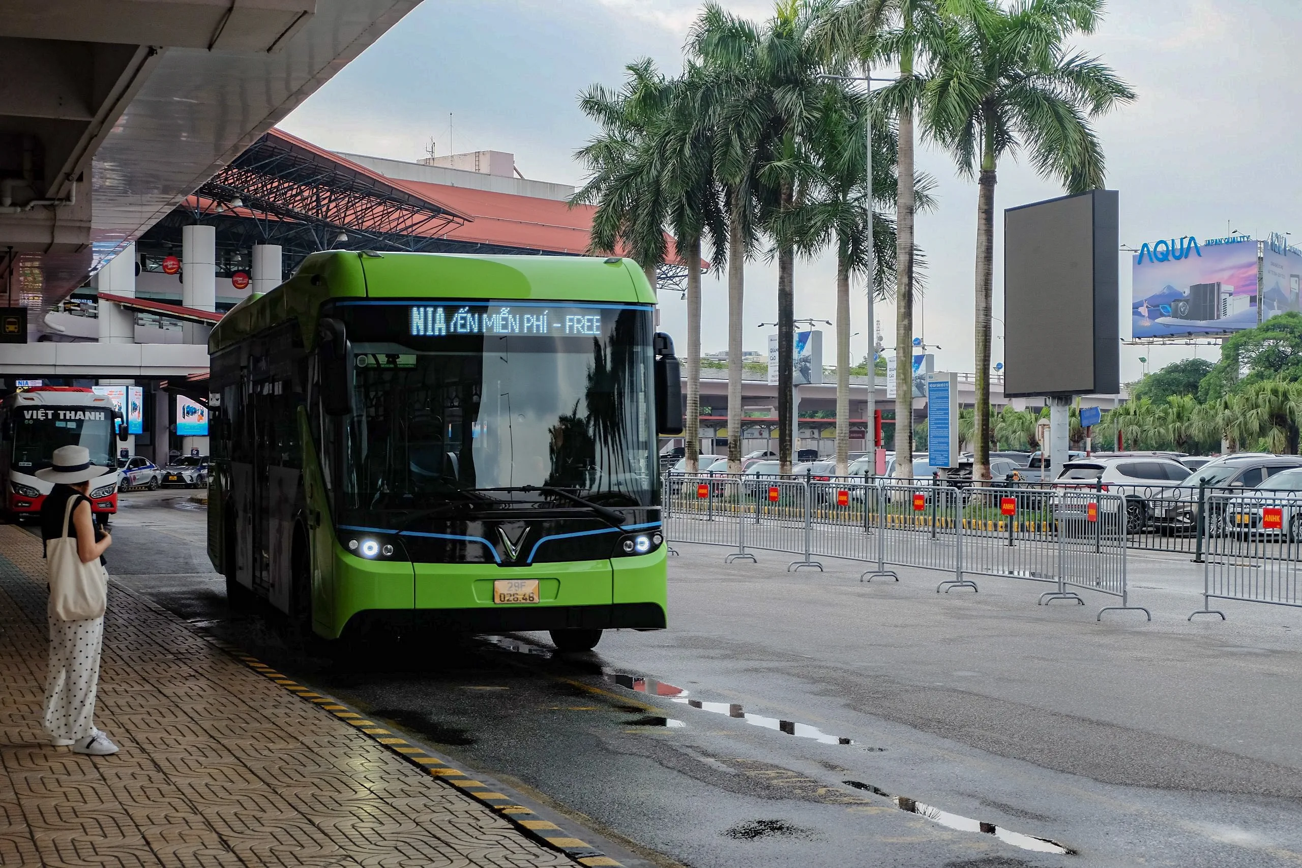 Nội Bài đưa vào vận hành xe buýt điện miễn phí cho hành khách nối chuyến giữa T1 và T2