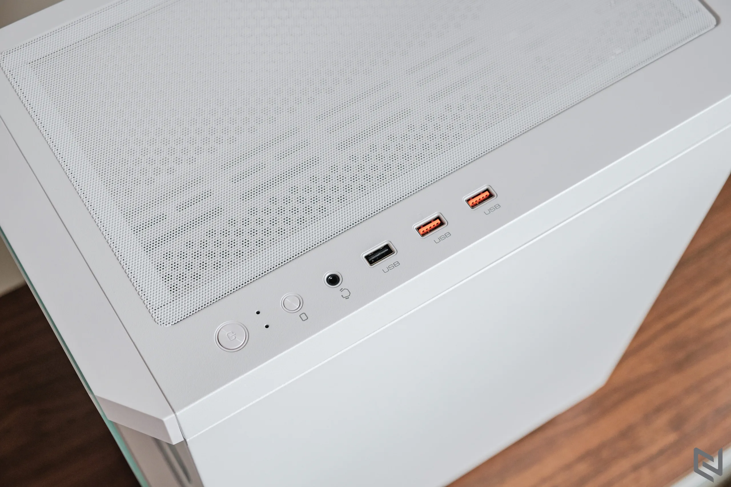 Trên tay thùng máy tính Cougar Duoface RGB: Hai tuỳ chọn mặt trước, thiết kế tản nhiệt hiệu quả và hỗ trợ mainboard E-ATX