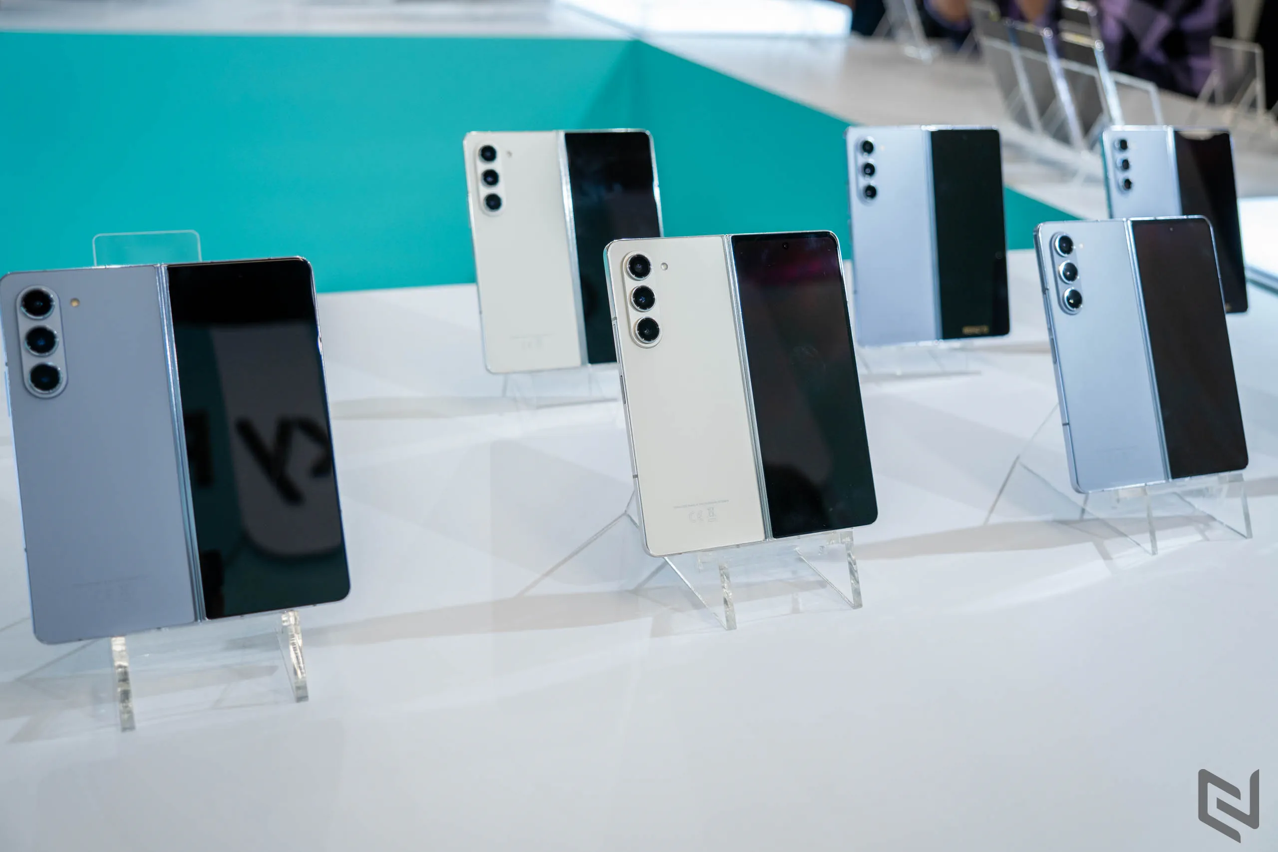 Trên tay Galaxy Z Flip5 và Galaxy Z Fold5: Siêu phẩm điện thoại thông minh gập thế hệ mới