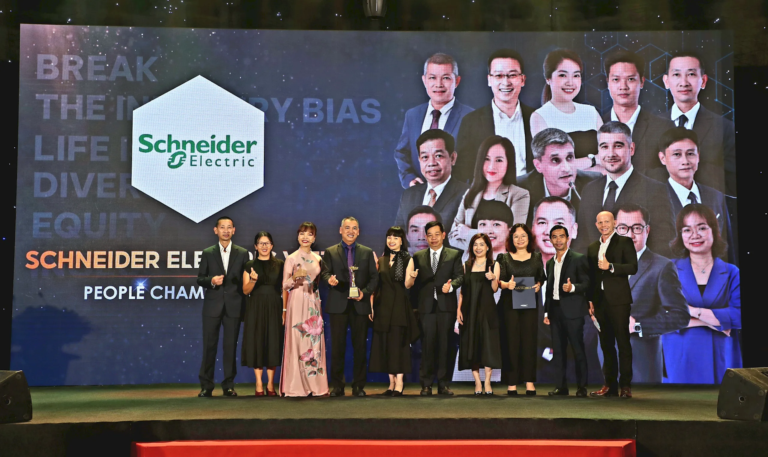Schneider Electric Việt Nam nhận giải thưởng Lãnh đạo xuất sắc 2023, giới thiệu mô hình Lãnh đạo Phát triển Con người trong thế giới số