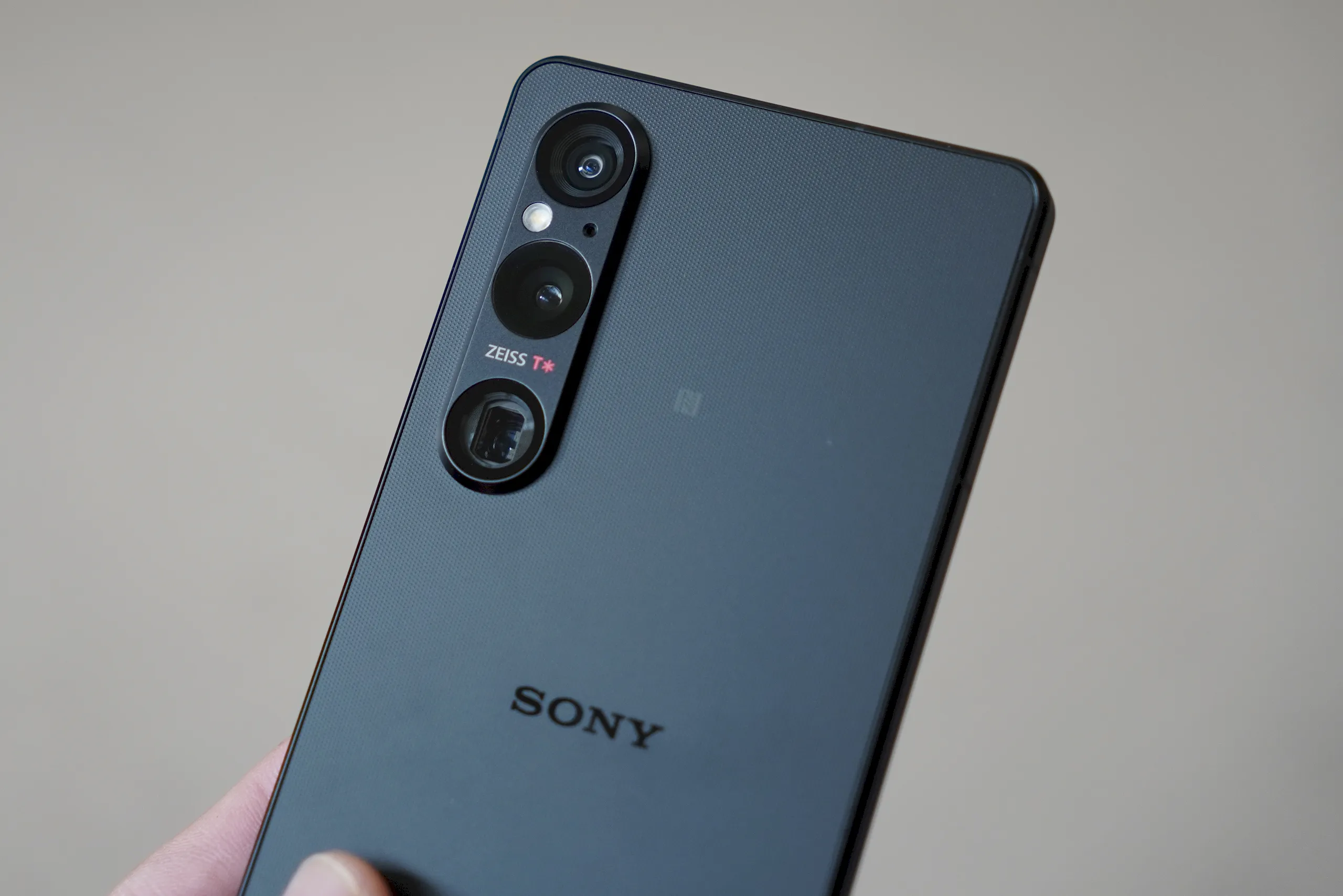 Sony ra mắt điện thoại thông minh Xperia 1 V tích hợp cảm biến Exmor T và màn hình OLED 4K HDR