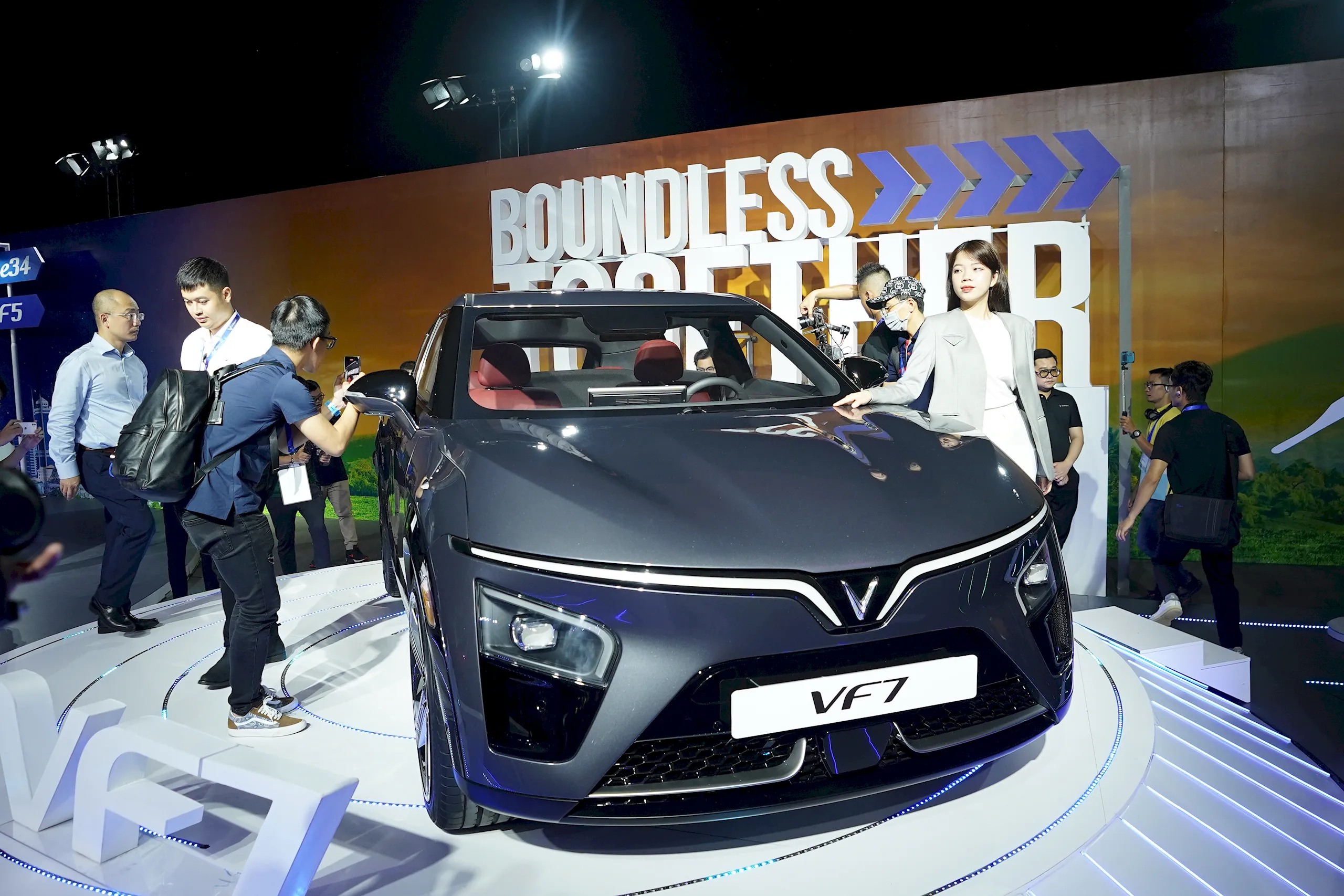 VinFast ra mắt ô tô điện VF 3, VF 6, VF 7 và xe đạp điện tại thị trường Việt Nam