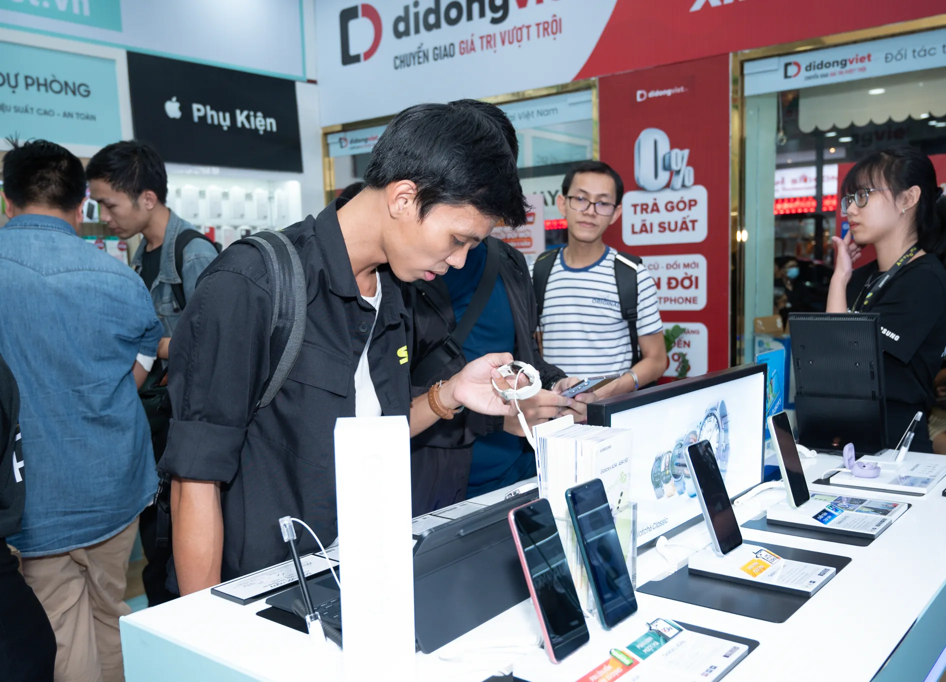 Hàng trăm máy Galaxy Z Fold5, Z Flip5 đến tay người dùng tại Di Động Việt