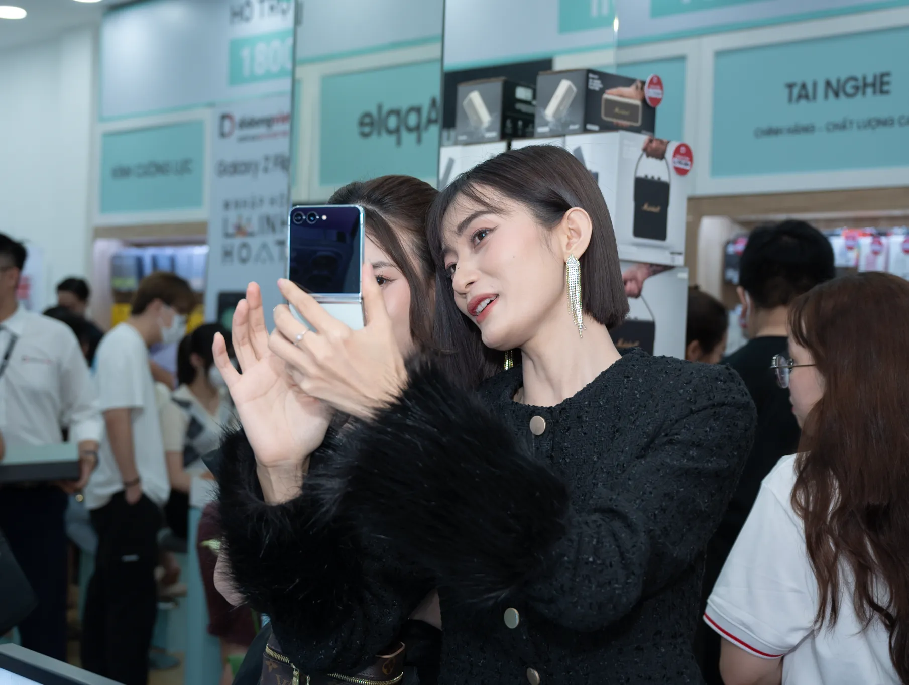 Hàng trăm máy Galaxy Z Fold5, Z Flip5 đến tay người dùng tại Di Động Việt