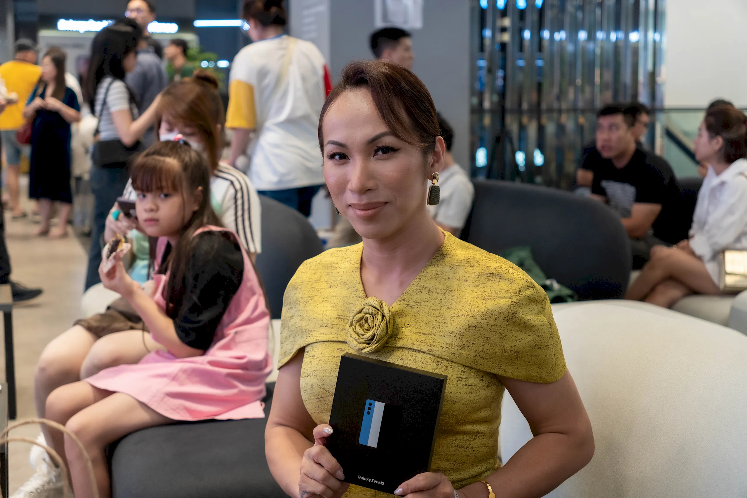 Người dùng Việt hào hứng "Nhập Hội Linh Hoạt" nhận hàng sớm bộ đôi Galaxy Z5 Series