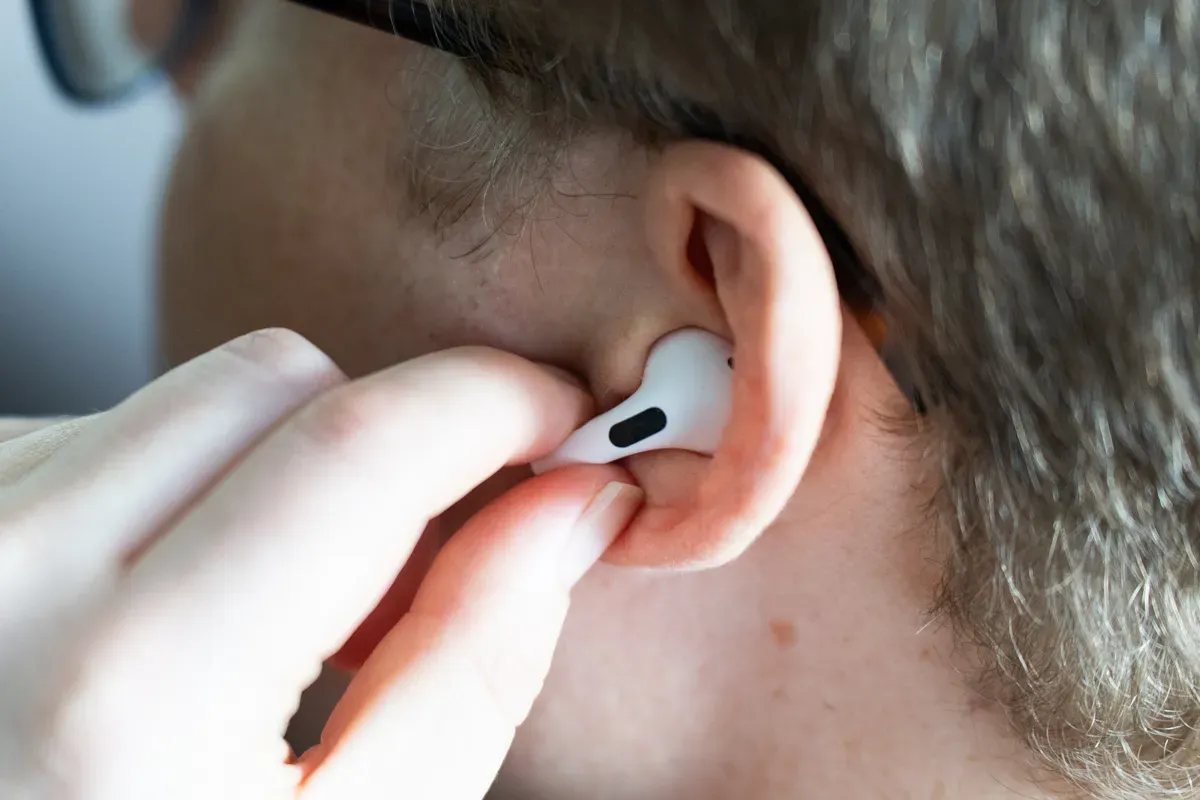 Cách bật chống ồn cho một bên tai nghe AirPods