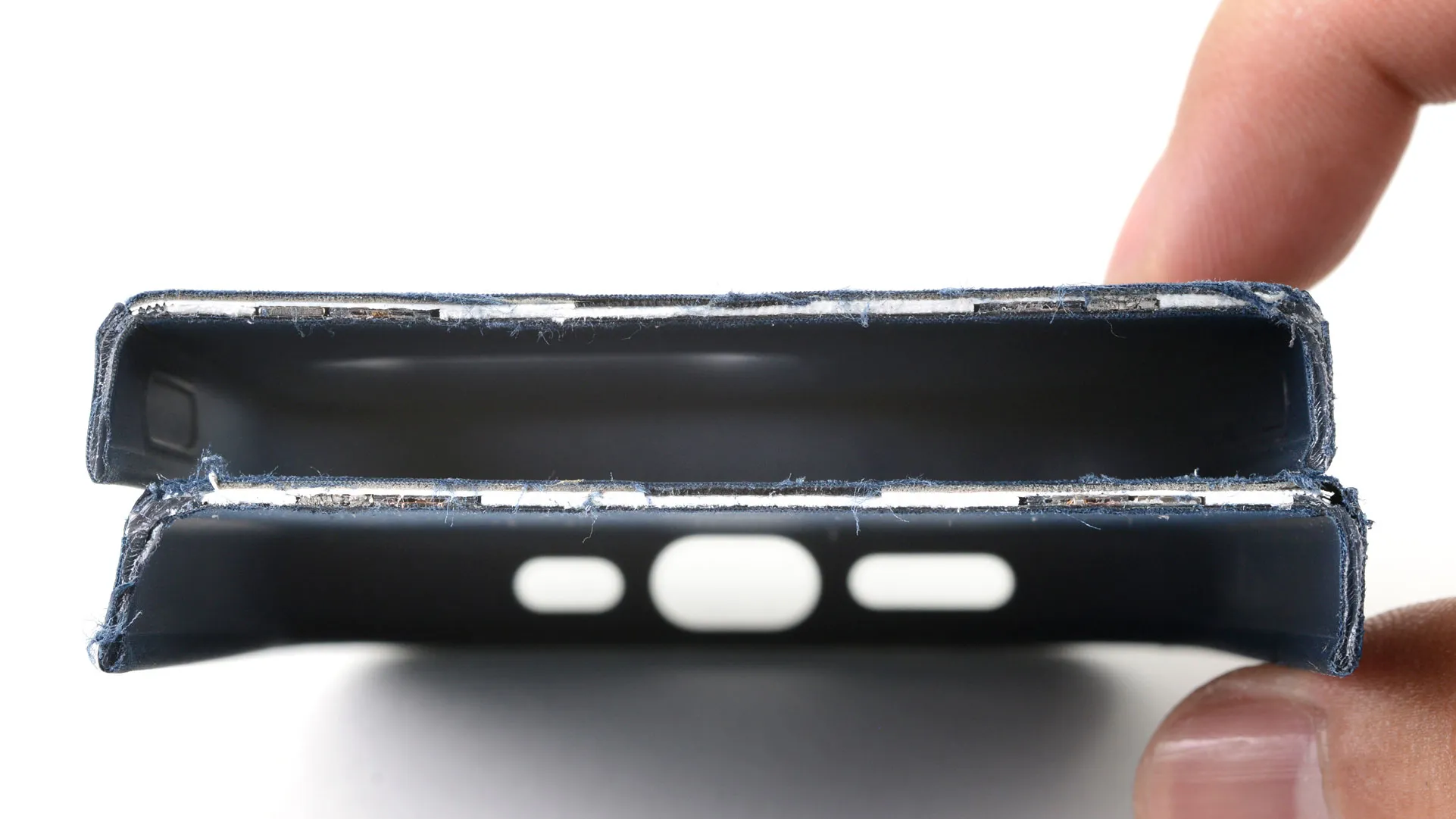 Soi cận cảnh chất liệu FineWoven của ốp lưng iPhone 15 cùng iFixit