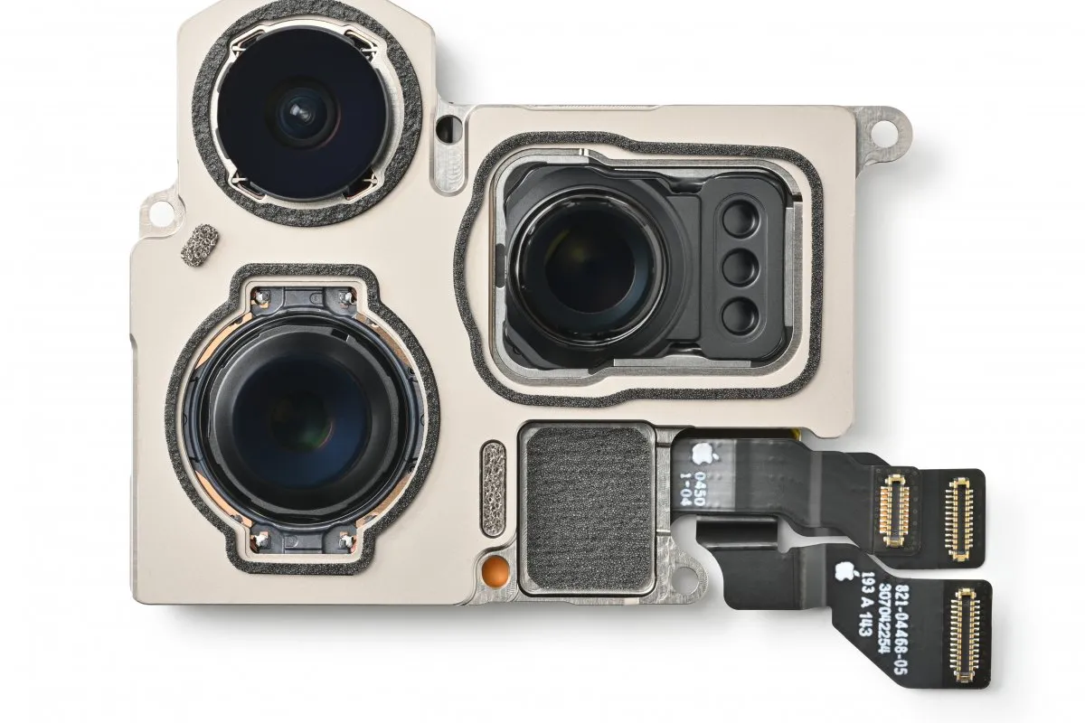 Cận cảnh camera zoom lăng kính tứ giác của iPhone 15 Pro Max