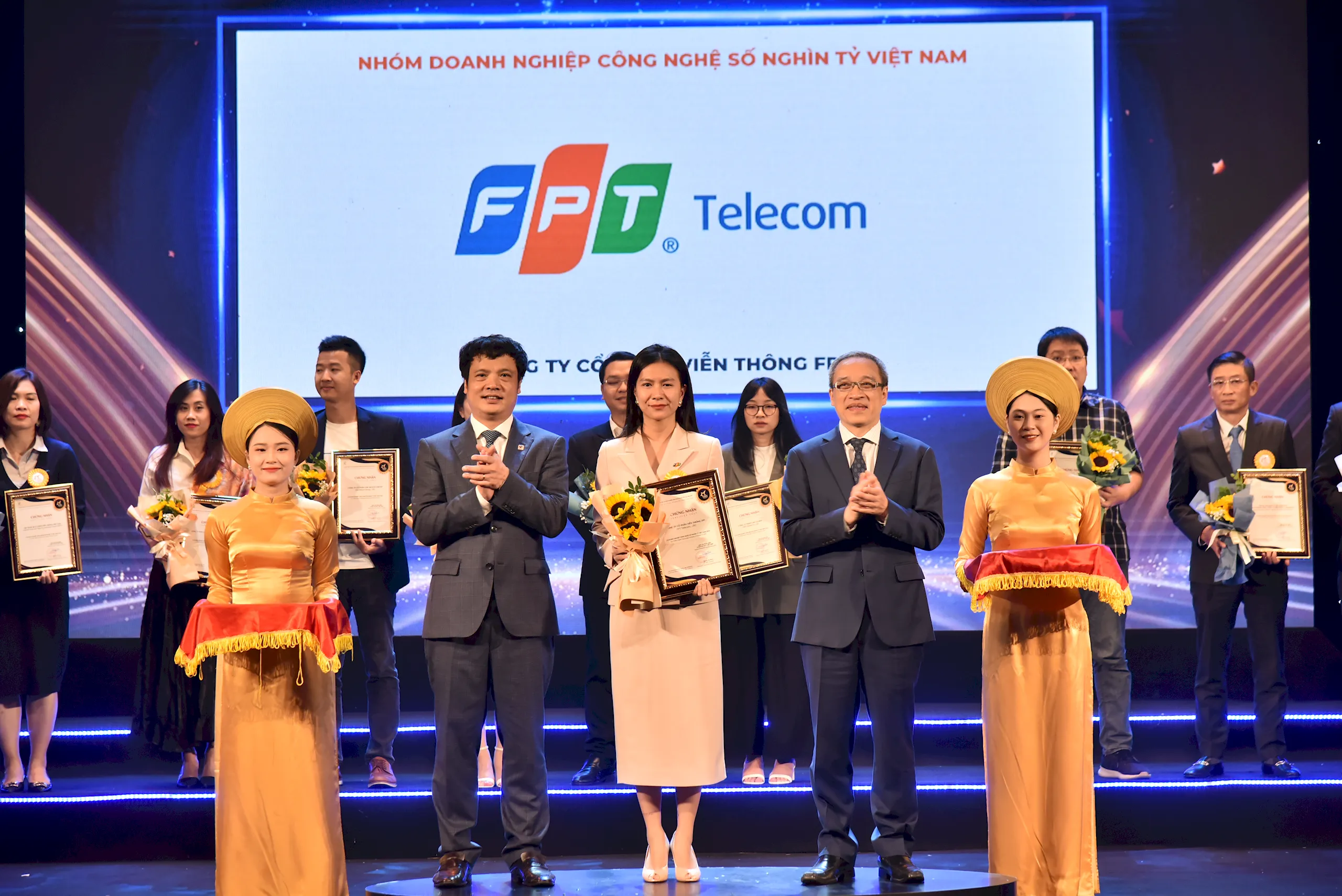 FPT Telecom đạt top 10 doanh nghiệp công nghệ số xuất sắc Việt Nam 2023